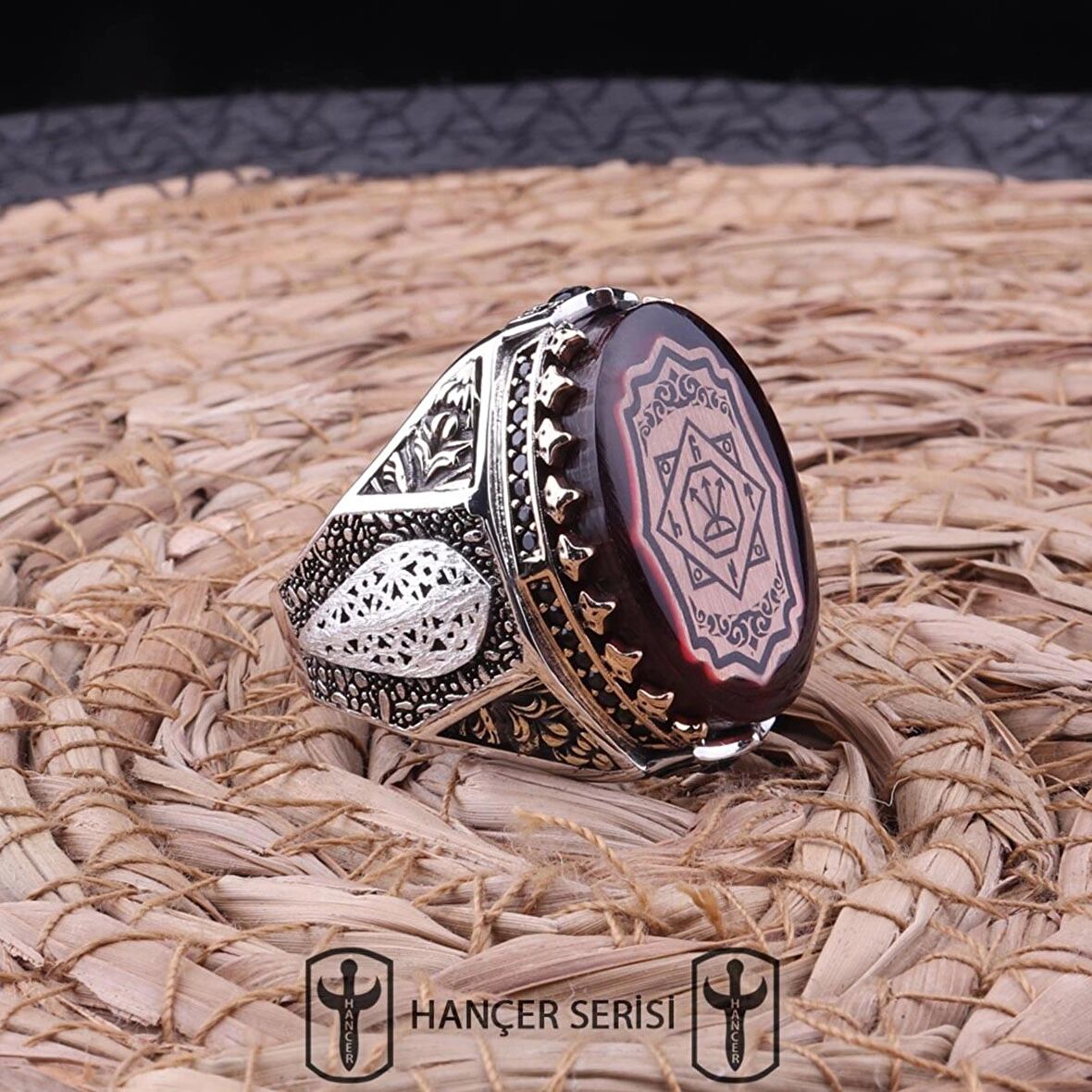 925 Ayar Gümüş Sıkma Kehribar Taşlı Oğuz Kağan Mührü Desenli Erkek Yüzük