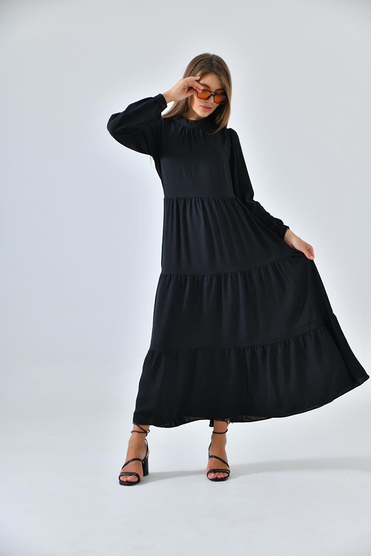 Siyah Dik Yaka Büzgü Detaylı Kat Kat Elbise