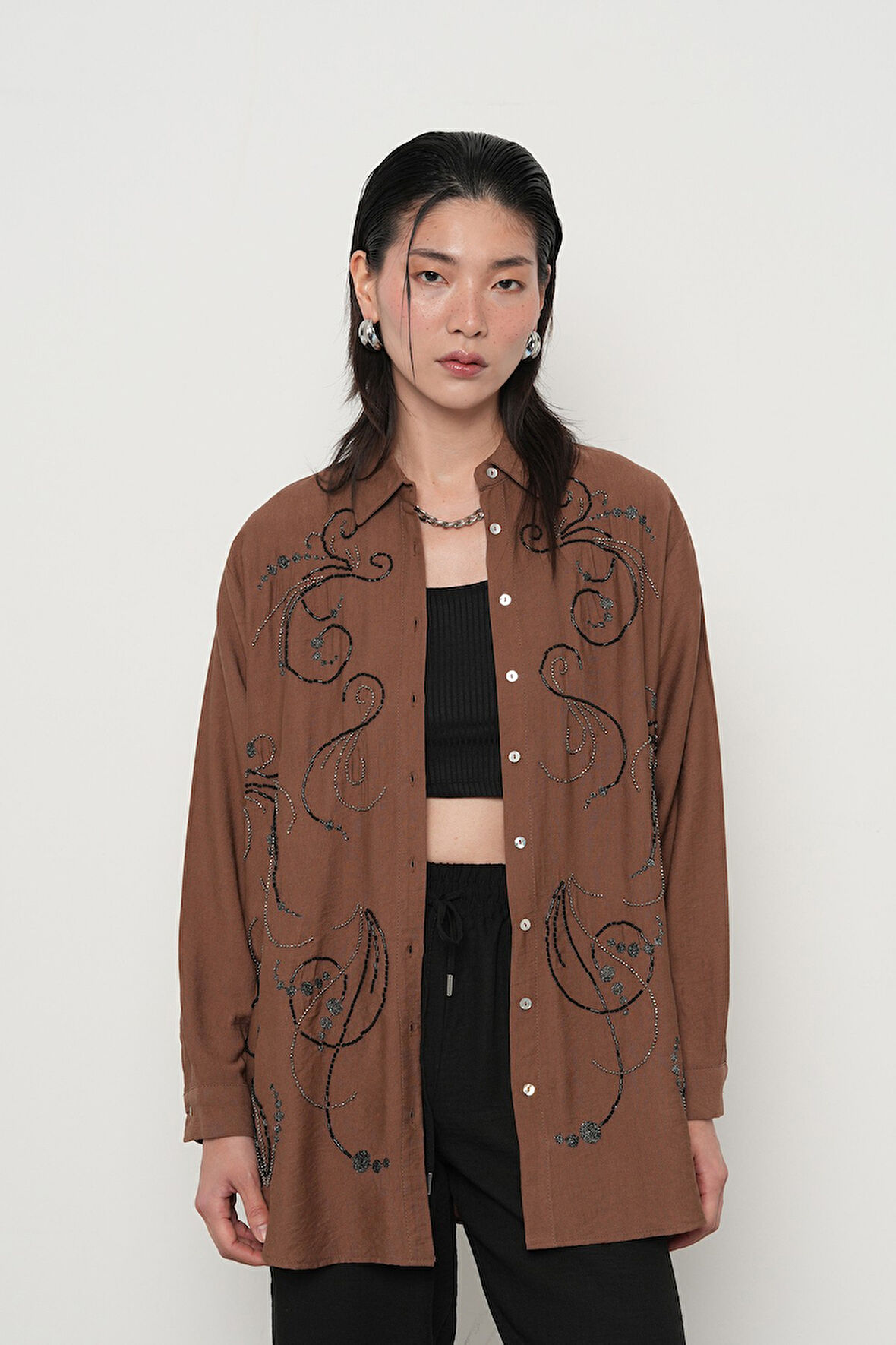 KADIN ÖNÜ BONCUK İŞLEMELİ OVERSİZE KESİM DÜZ RENK GÖMLEK