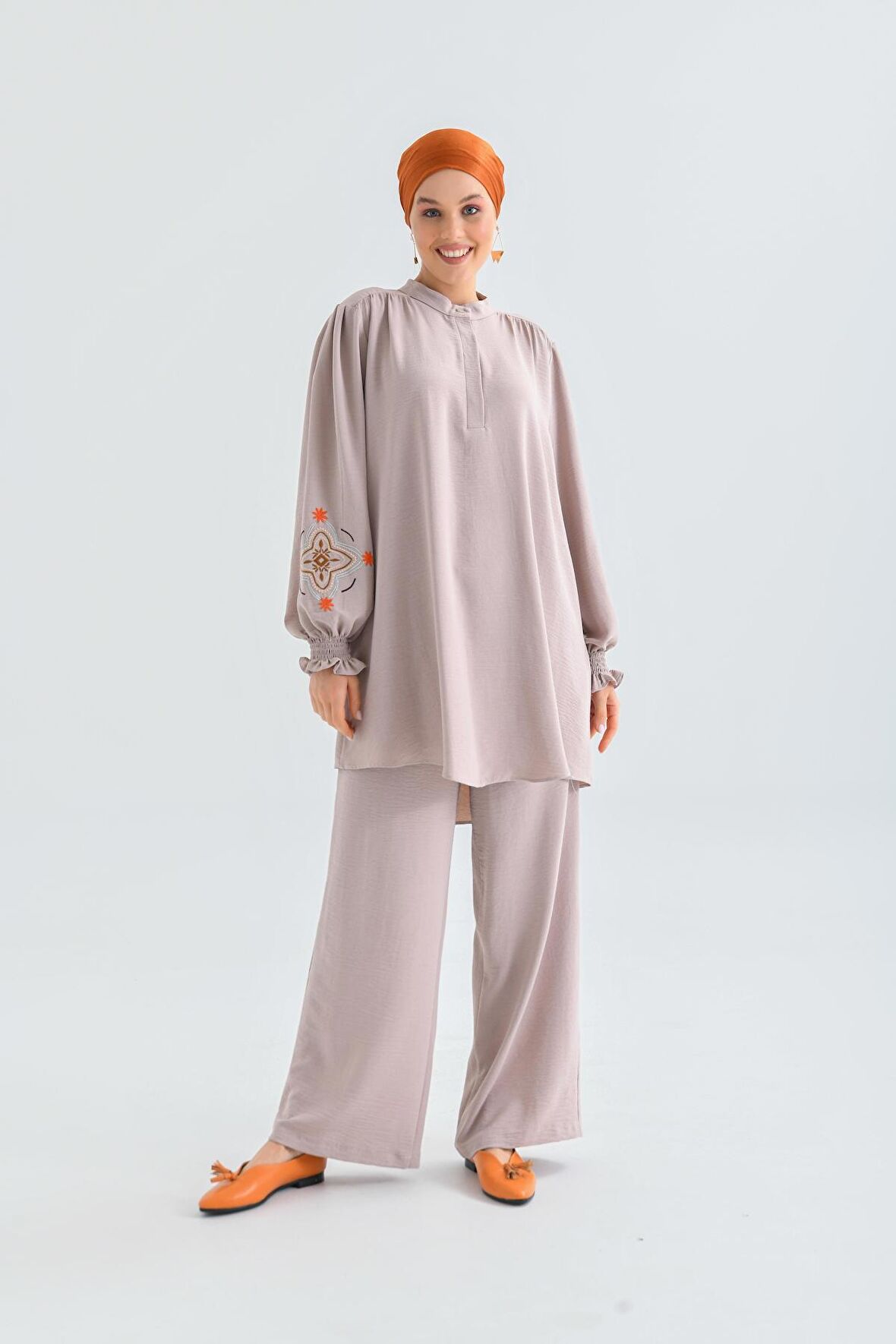 Taş Hakim Yaka Omuz Büzgülü Kolu Gipeli ve Nakış Detay