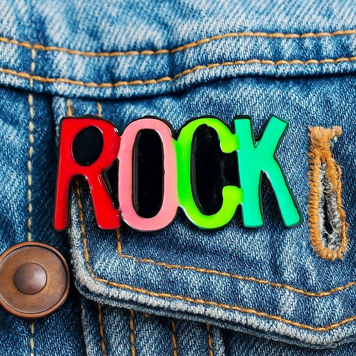 Rock Yazısı Şekilli Mine Boyalı El Yapımı Broş Yaka İğnesi