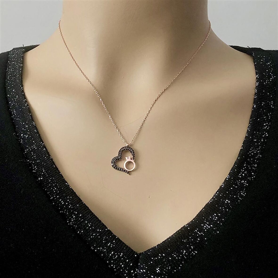 Siyah taşlı Kalbimdeki Yüzük Rose kaplama Gümüş kolye