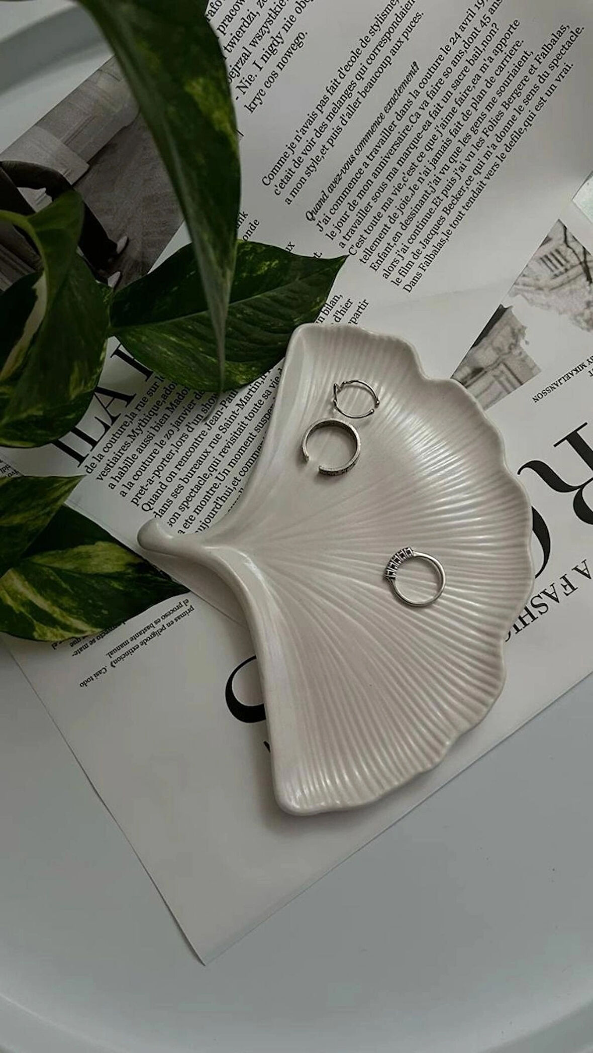 •  Ginkgo Biloba •  Dekoratif tepsi •  Doğal dekorasyon •  Sanatsal tasarım •  Minimalist dekor •  Fonksiyonel aksesuvar •  Anahtarlık tepsi, Gingko Yaprağı Tepsi | Dekoratif Takı Tepsisi | Minimalist EDC Tepsisi | Estetik Yeni Eve Taşınma Hediyesi. 