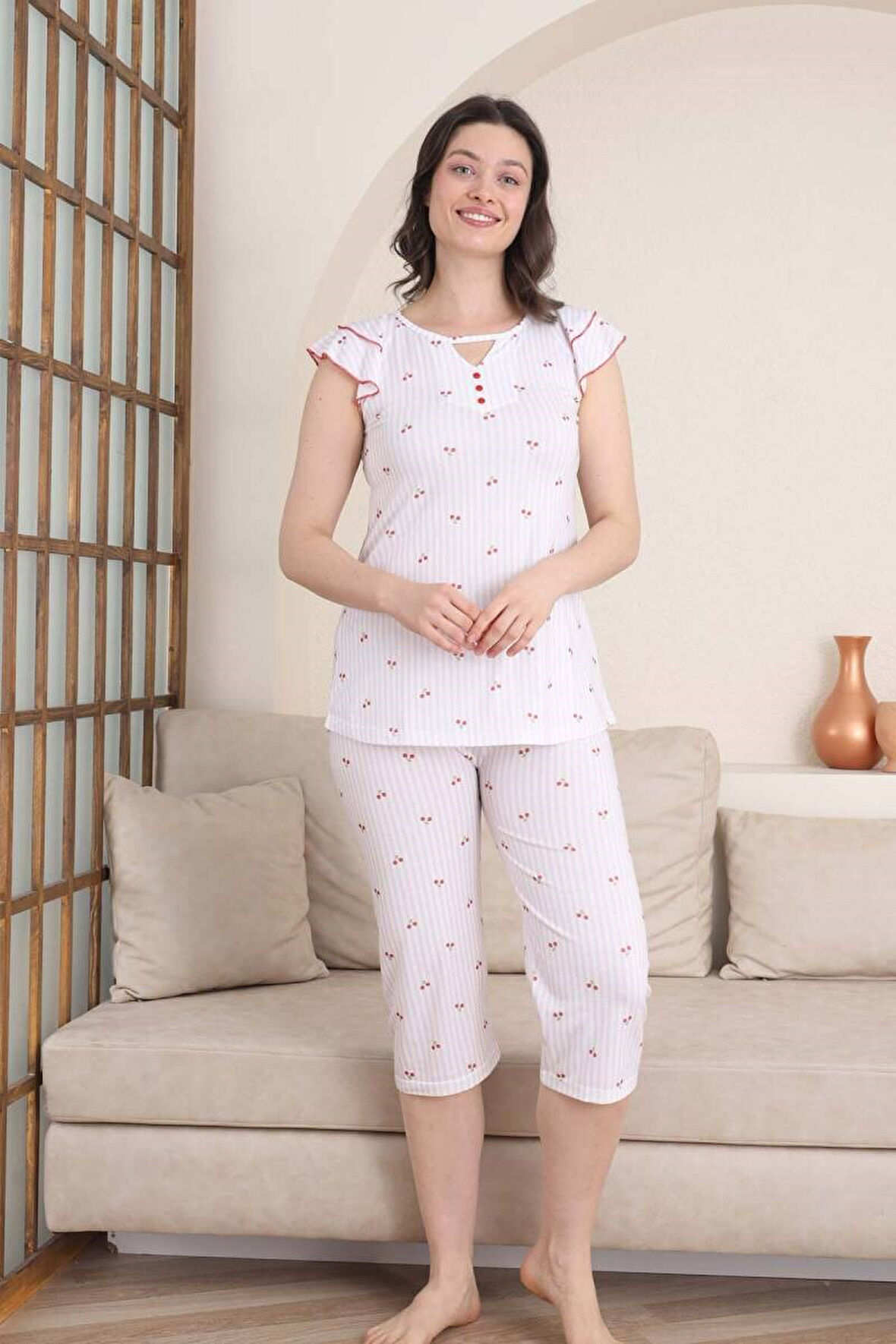 Kadın Pudra Beyaz Çizgili Kiraz Desen Fırfır Düşük Kol Likralı Viskon Kısa Kol Kapri Pijama Takımı