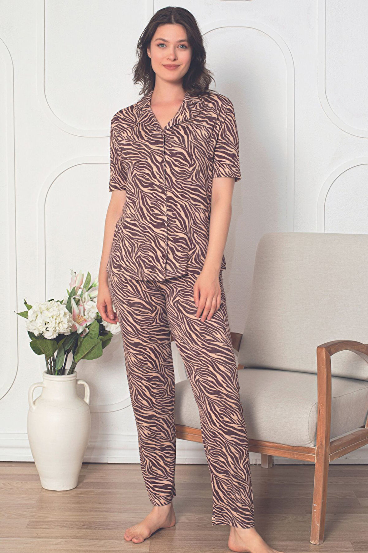 Leopar Desenli Önden Düğmeli Kısa Kol Kadın Pijama Takımı