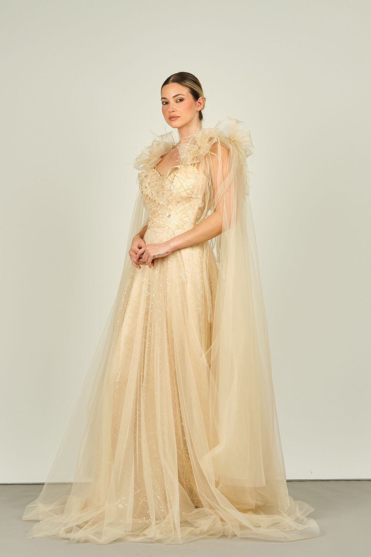 Ömür Inn Kadın Kolu Tül ve Otrişli Fiyonk Süslemeli Uzun Abiye Elbise 4118 Şampanya