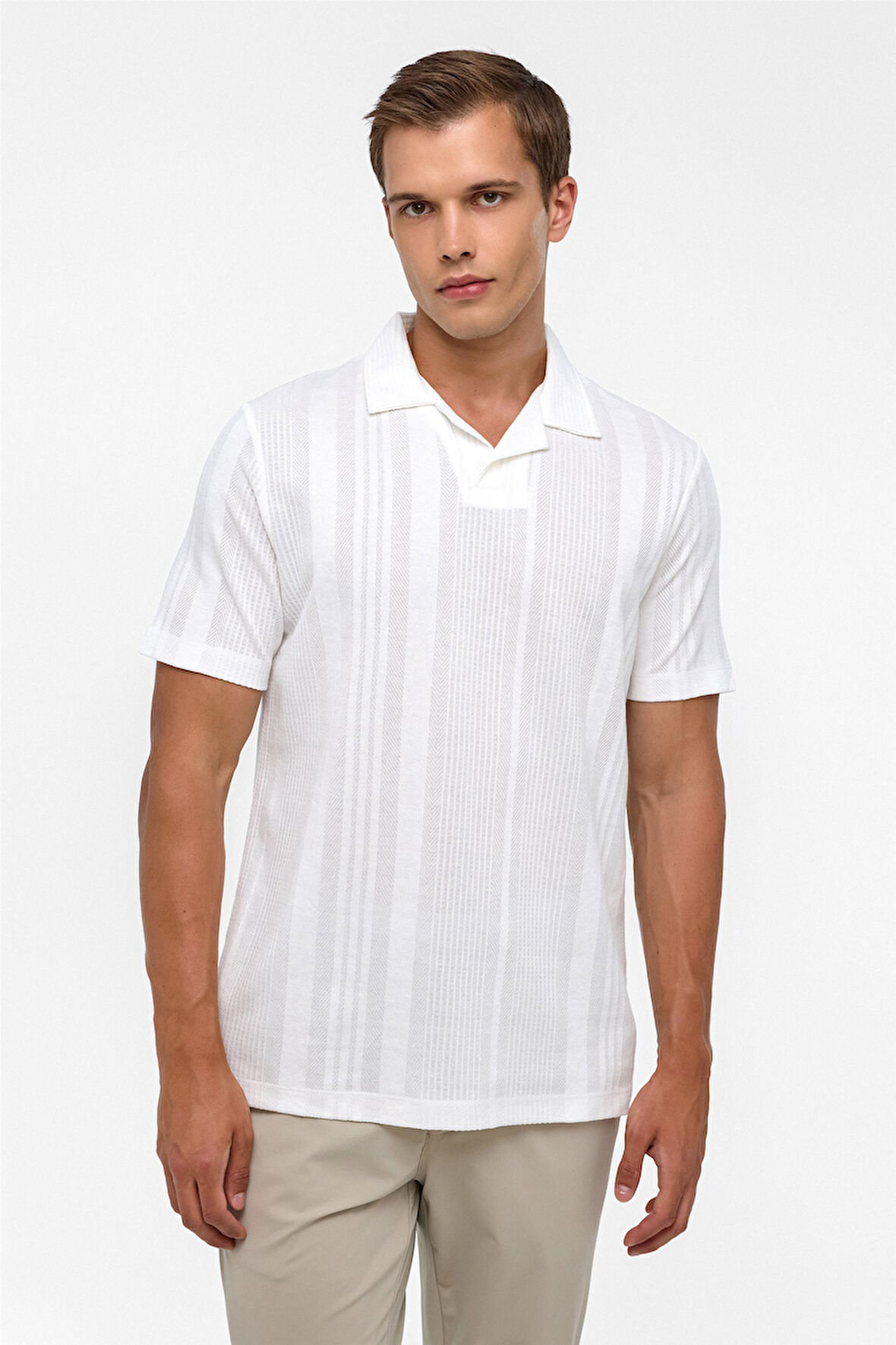 Beyaz Regular Desenli Polo Yaka Tişört