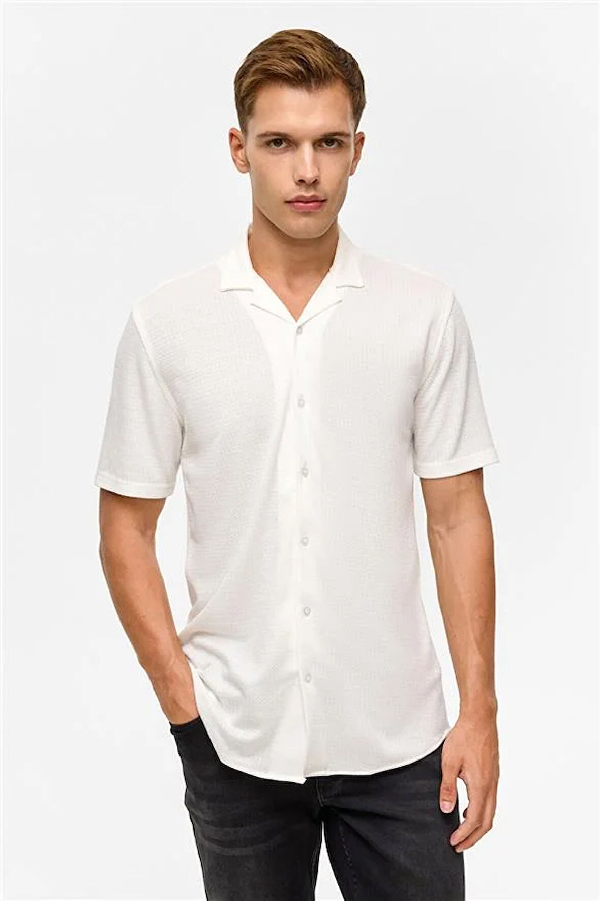 Beyaz Slim Desenli Apaş Yaka Gömlek