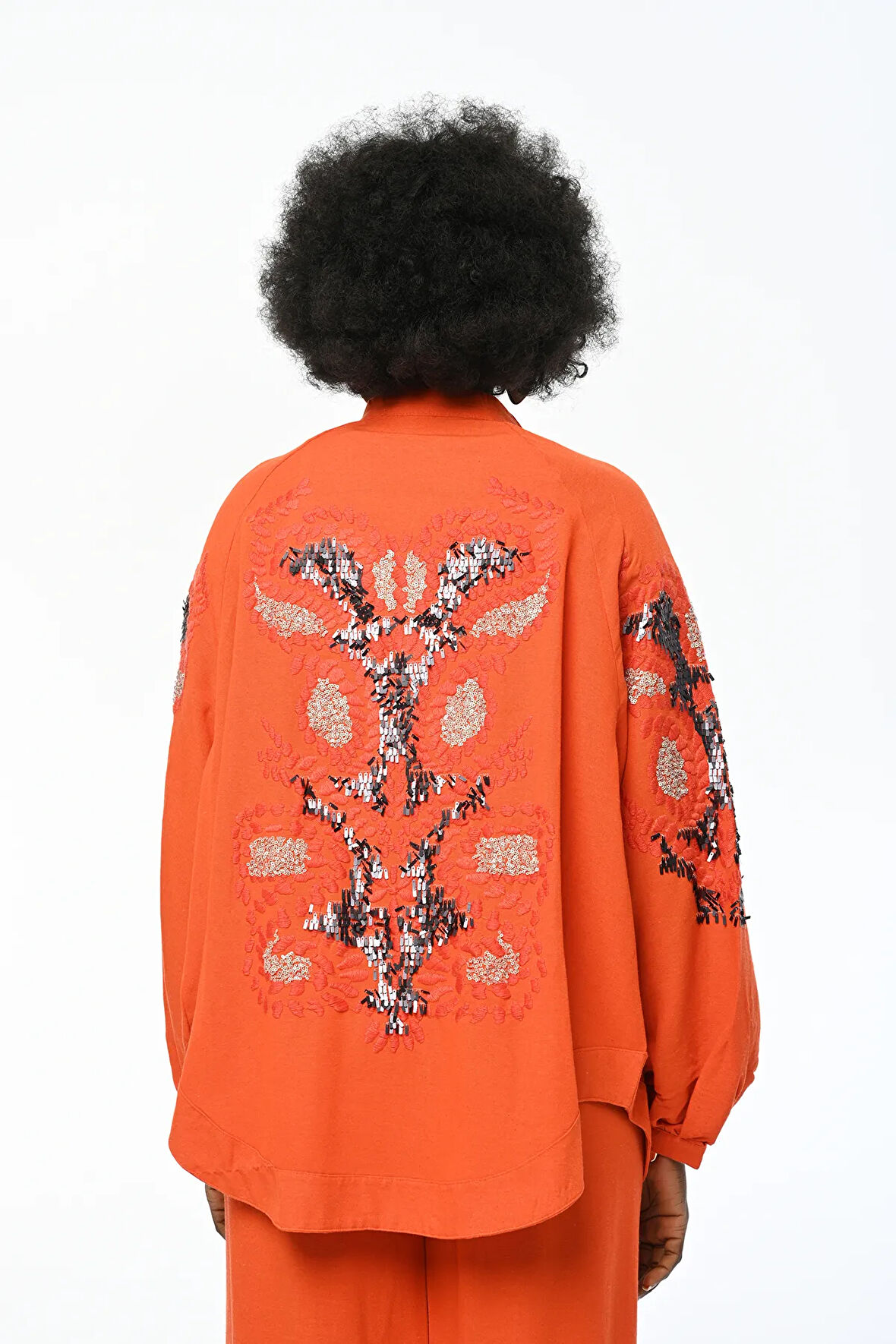 KADIN SIRTI VE KOLU NAKIŞ PAYET İŞLEMELİ OVERSIZE BÜYÜK BEDEN VE TESETTÜRE UYGUN KİMONO CEKET