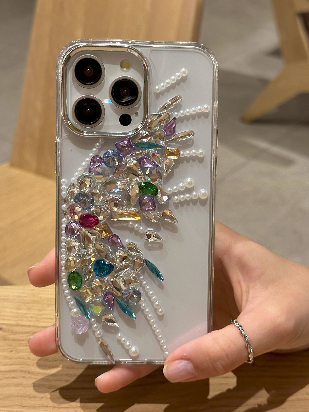 iPhone 15 Pro Uyumlu Renkli Kristal Taşlı Kelebek Kanadı Desenli Şeffaf Kılıf