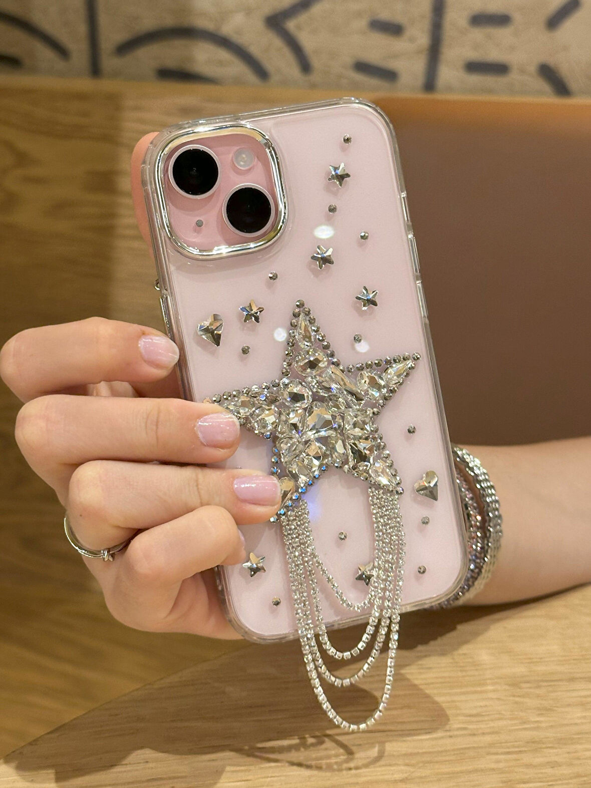 iPhone 15 Uyumlu Gümüş Kristal Taşlı Yıldızlı Püsküllü Şeffaf Kılıf