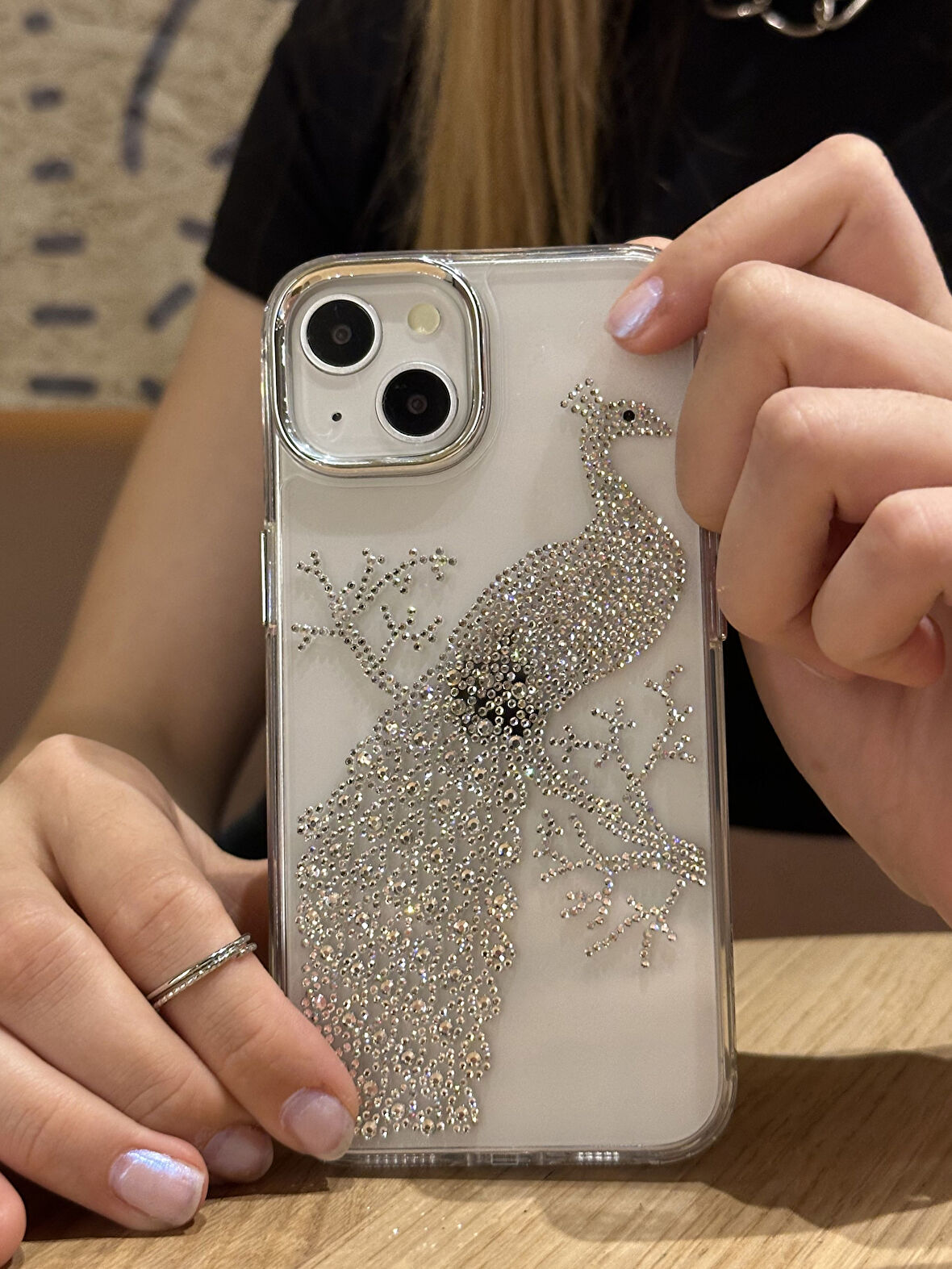 iPhone 14 Plus Uyumlu Taşlı Tavuskuşu Desenli Şeffaf Kılıf