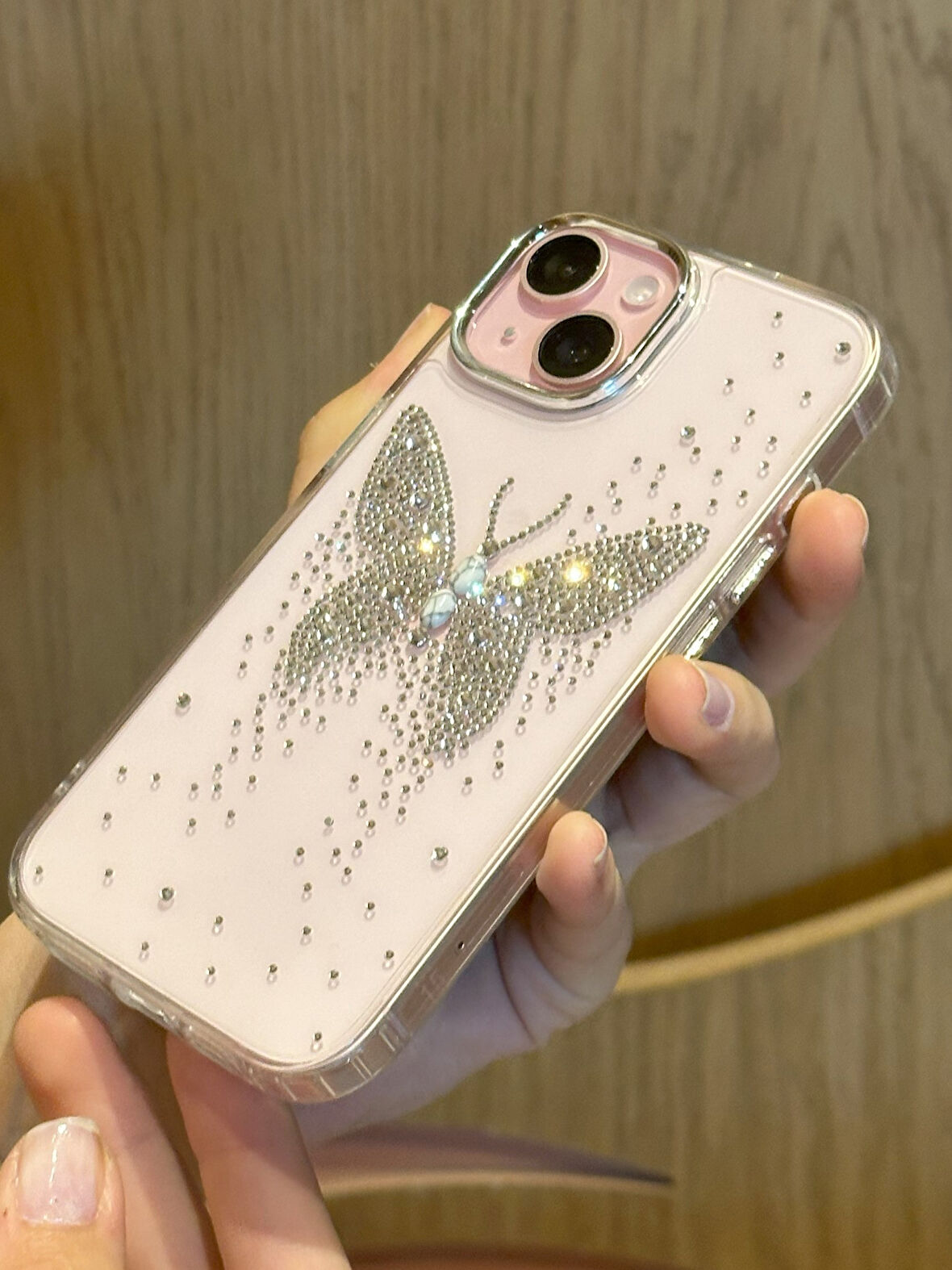 iPhone 14 Plus Uyumlu Ortası Taş Detaylı Kelebek Desenli Şeffaf Kılıf
