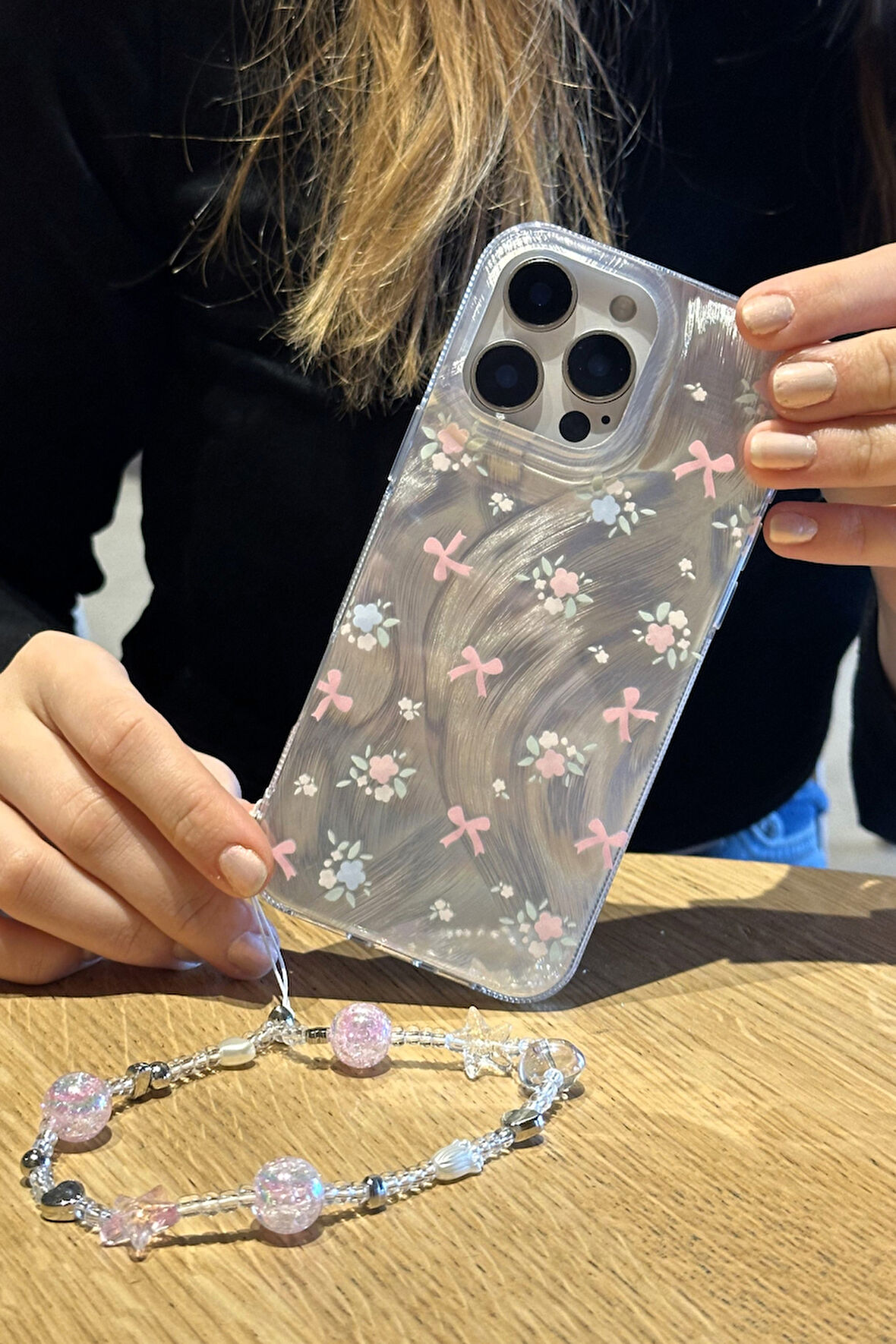 iPhone 16 Pro Uyumlu Kurdeleli Çiçekli Desenli Boncuklu Bilek Askılı Charmlı Kılıf