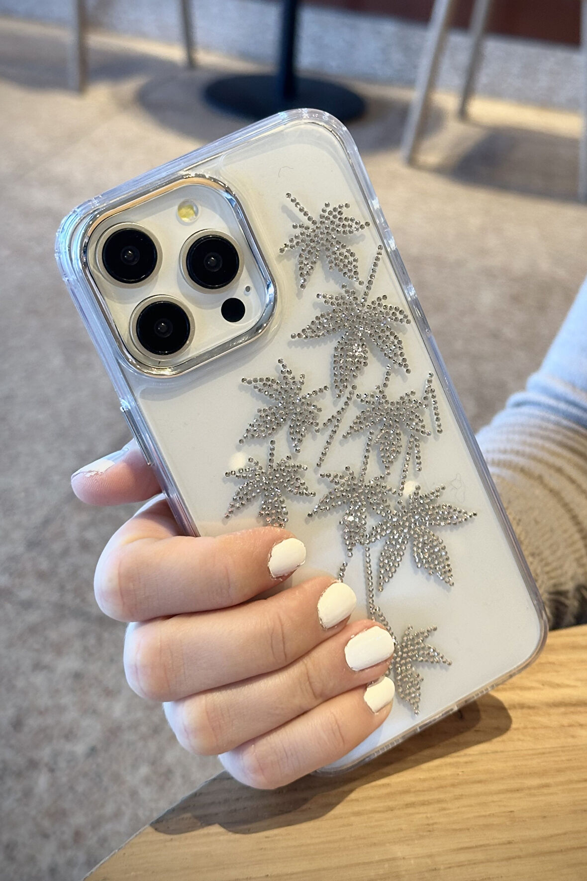iPhone 15 Pro Uyumlu Taşlı Yaprak Desenli Şeffaf Kılıf