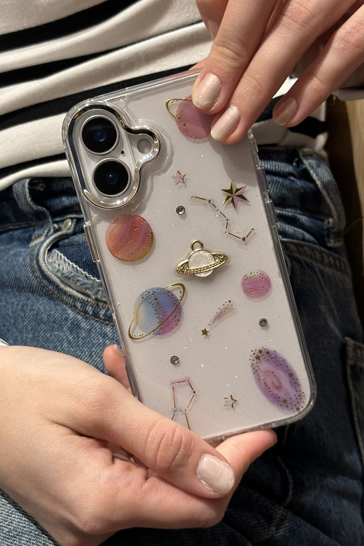 iPhone 16 Uyumlu Gezegen Uzay Astroloji Figürlü Simli Şeffaf Kılıf