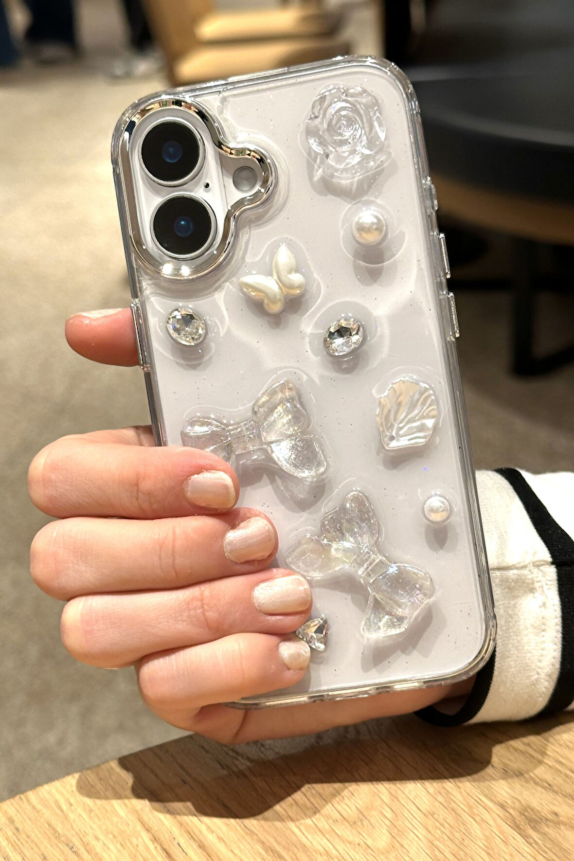 iPhone 16 Uyumlu Kurdele Fiyonk Kelebek İnci Taşlı Figürlü Şeffaf Kılıf