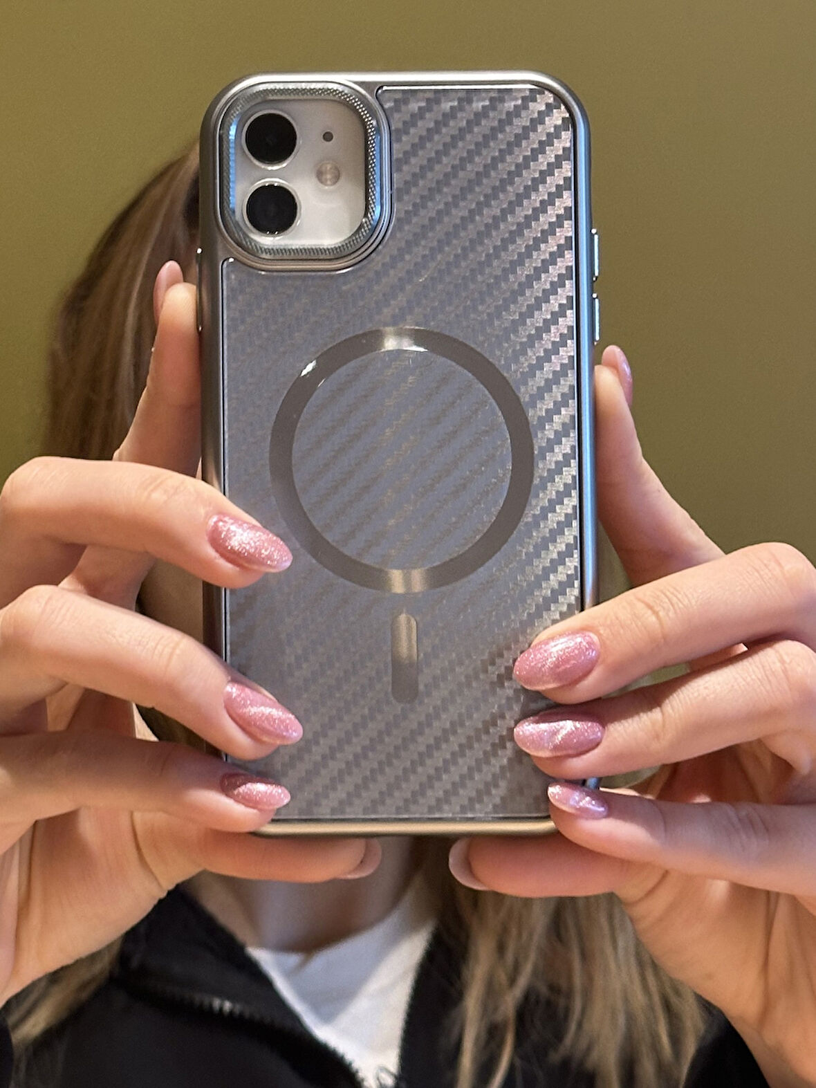 iPhone 11 Uyumlu Titanyum Gri Karbon Fiber MagSafe Özellikli Kılıf