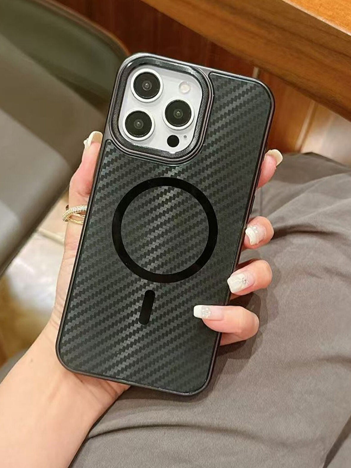 iPhone 15 Pro Uyumlu Titanyum Siyah Karbon Fiber MagSafe Özellikli Kılıf