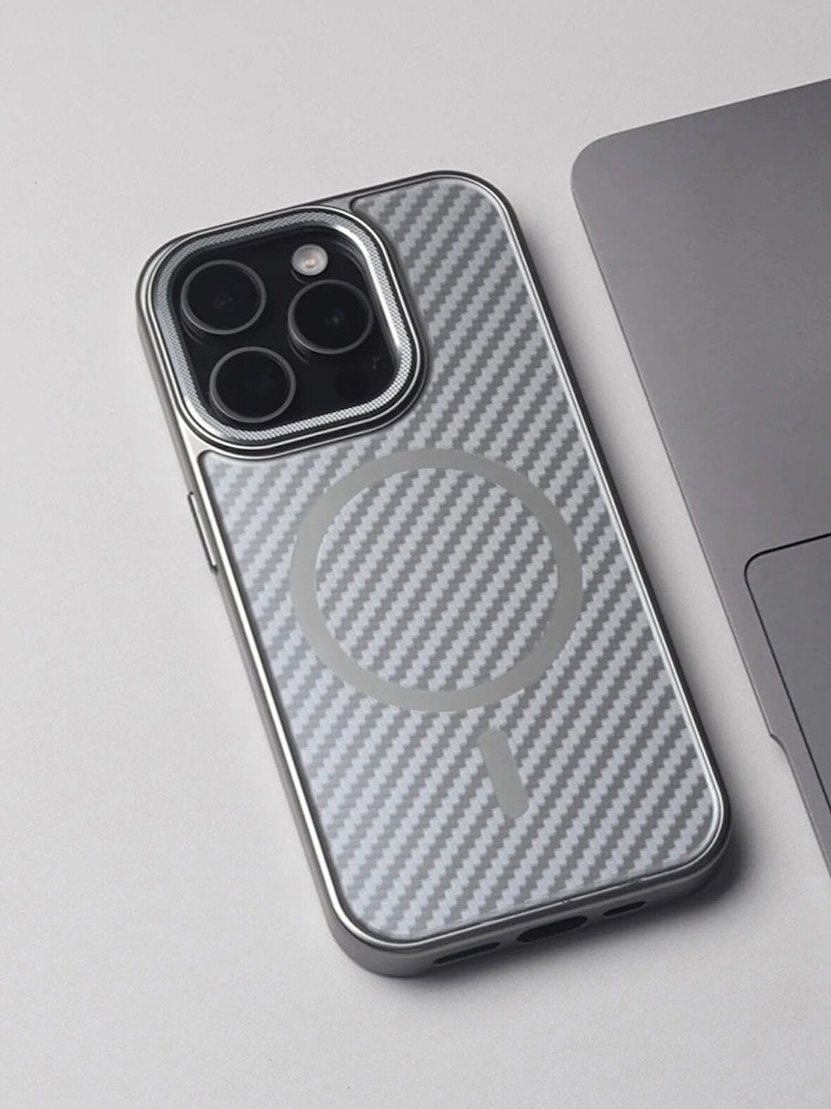 iPhone 15 Pro Uyumlu Titanyum Gri Karbon Fiber MagSafe Özellikli Kılıf