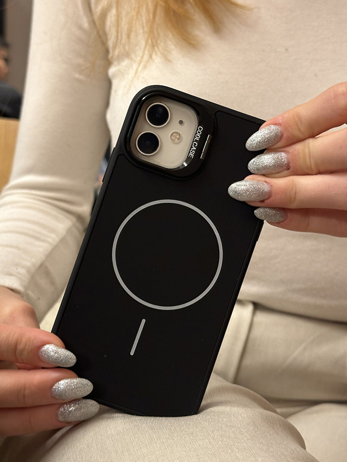 iPhone 11 Uyumlu İnce MagSafe Çizgili Metal Kamera Çerçeve Standlı Siyah Kılıf