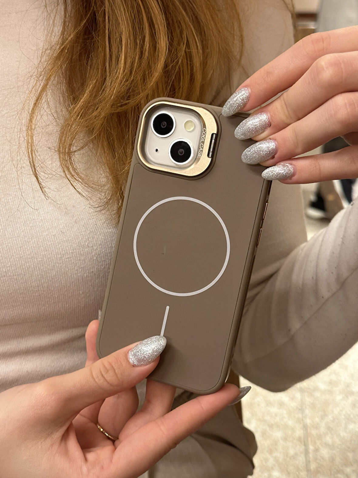iPhone 13 Ve 14 Uyumlu İnce MagSafe Çizgili Metal Kamera Çerçeve Standlı Çöl Titanyum Kılıf