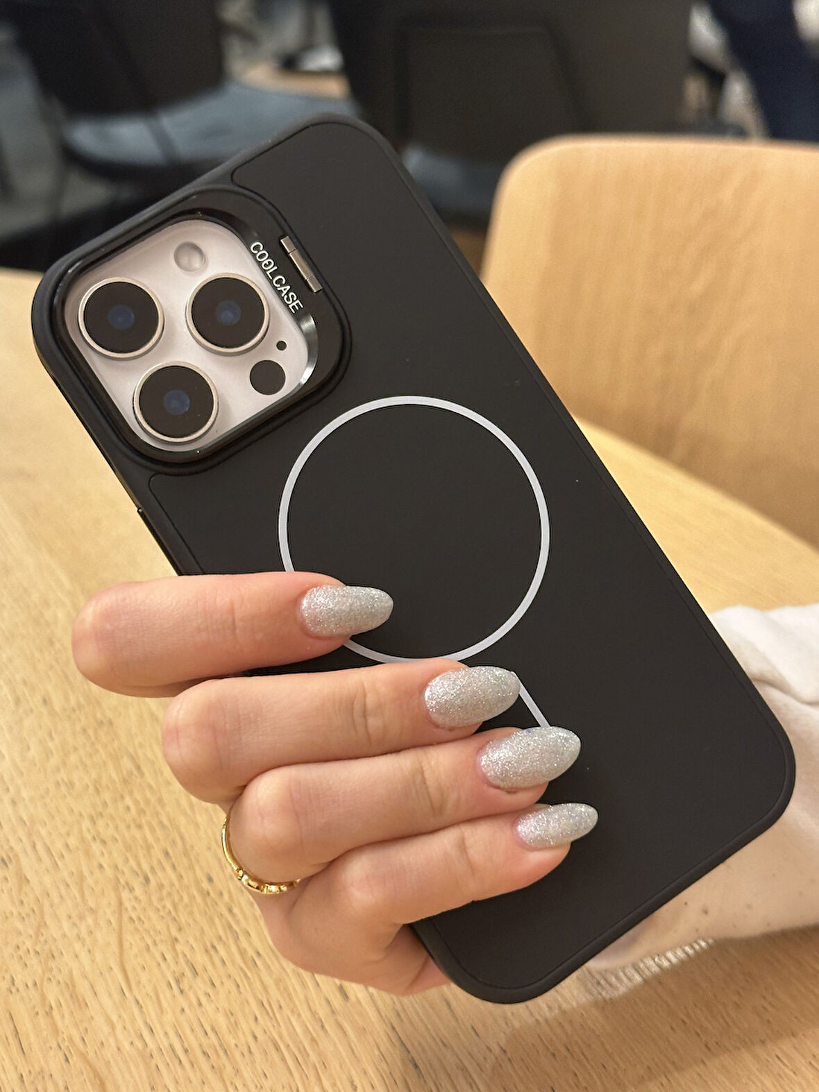 iPhone 15 Pro Uyumlu İnce MagSafe Çizgili Metal Kamera Çerçeve Standlı Siyah Kılıf