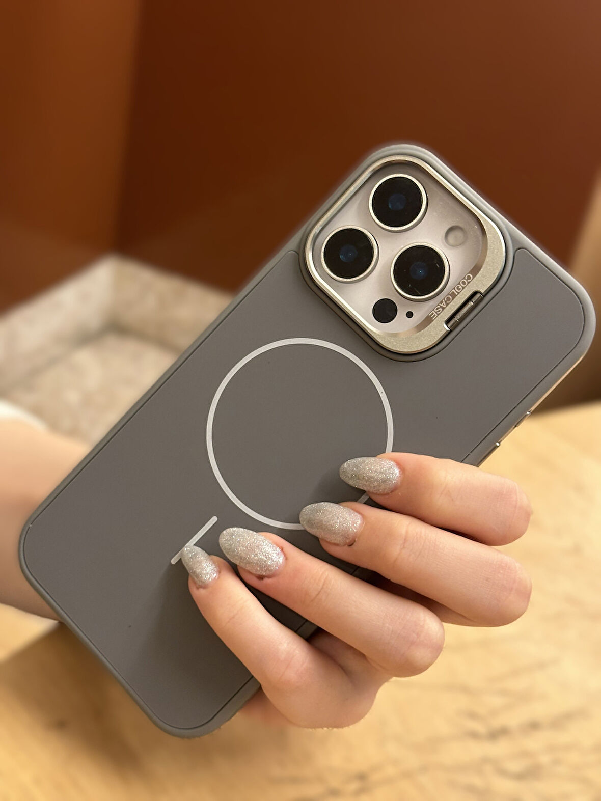 iPhone 15 Pro Uyumlu İnce MagSafe Çizgili Metal Kamera Çerçeve Standlı Gri Kılıf