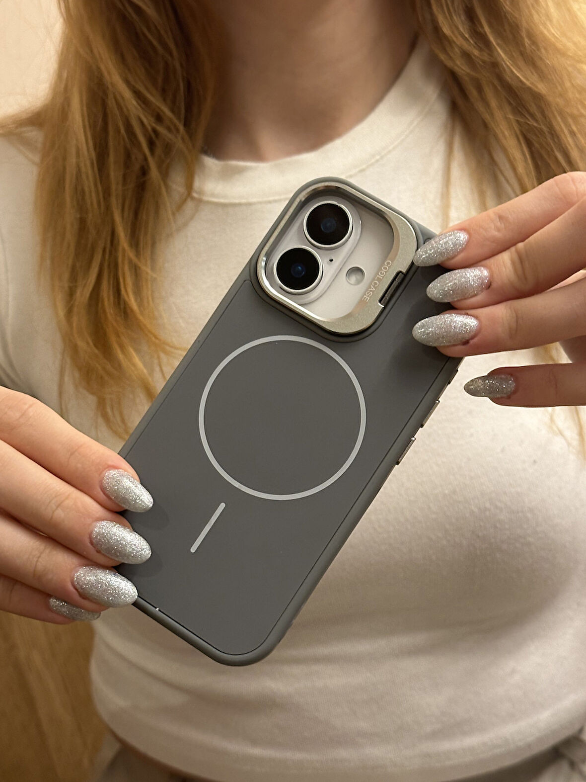 iPhone 16 Uyumlu İnce MagSafe Çizgili Metal Kamera Çerçeve Standlı Gri Kılıf