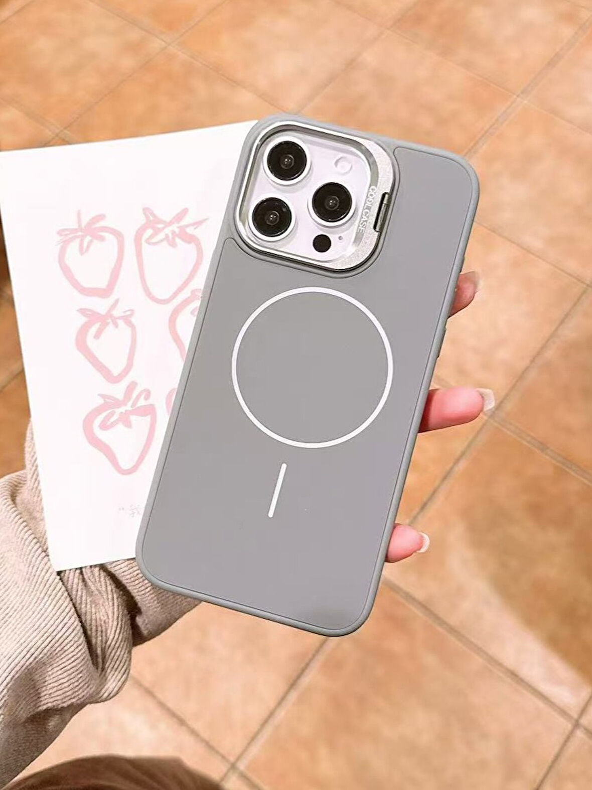 iPhone 16 Pro Uyumlu İnce MagSafe Çizgili Metal Kamera Çerçeve Standlı Gri Kılıf
