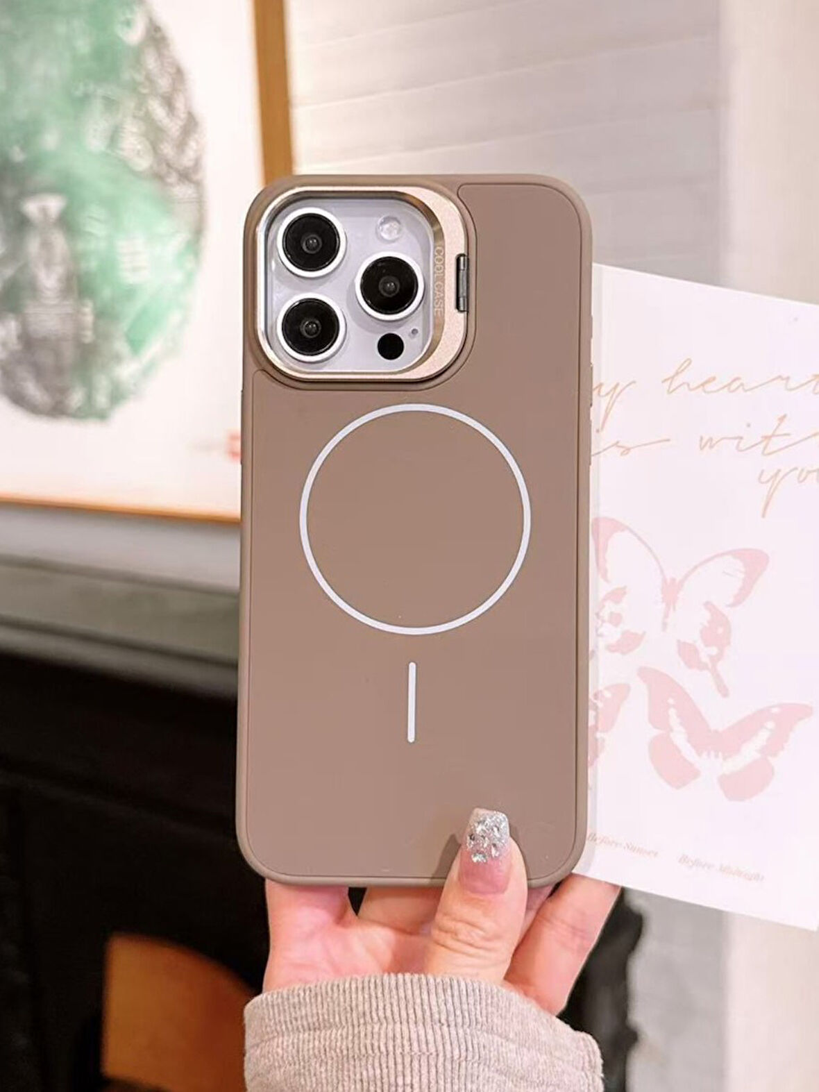 iPhone 16 Pro Uyumlu İnce MagSafe Çizgili Metal Kamera Çerçeve Standlı Çöl Titanyum Kılıf