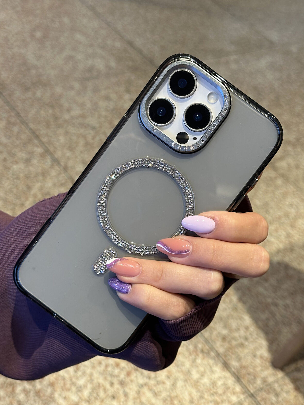 iPhone 15 Pro Max Uyumlu Sararmaz Sert Mika MagSafe Pırlanta Taşlı Şeffaf Siyah Kılıf