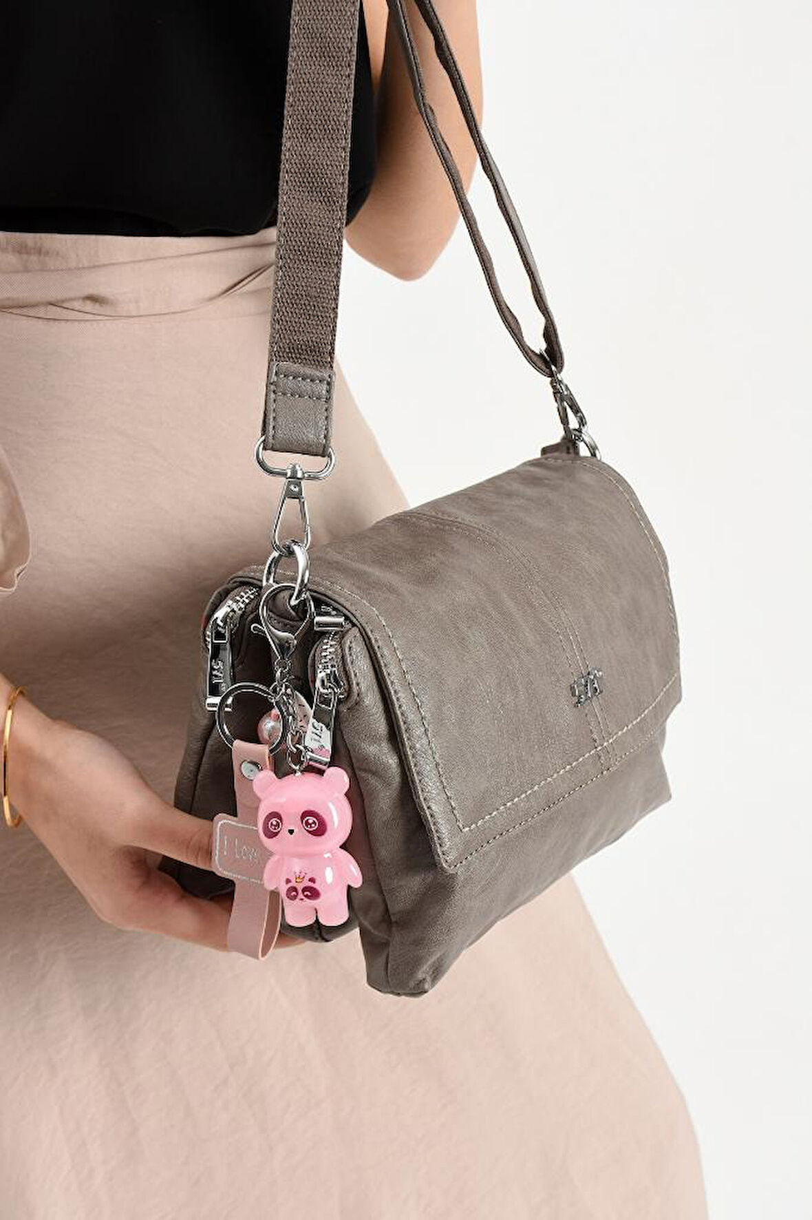 Y.S.Deri Kadın Postacı Çanta 28*18 Cm Vegan Deri Işıklı Aksesuar Charm Çapraz Askılı Omuz Çantası 