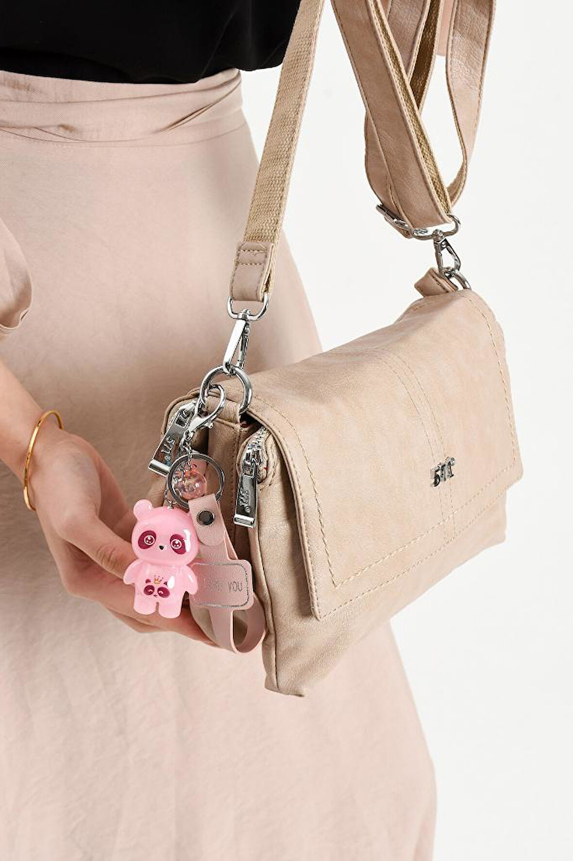 Y.S.Deri Kadın Postacı Çanta 28*18 Cm Vegan Deri Işıklı Aksesuar Charm Çapraz Askılı Omuz Çantası 