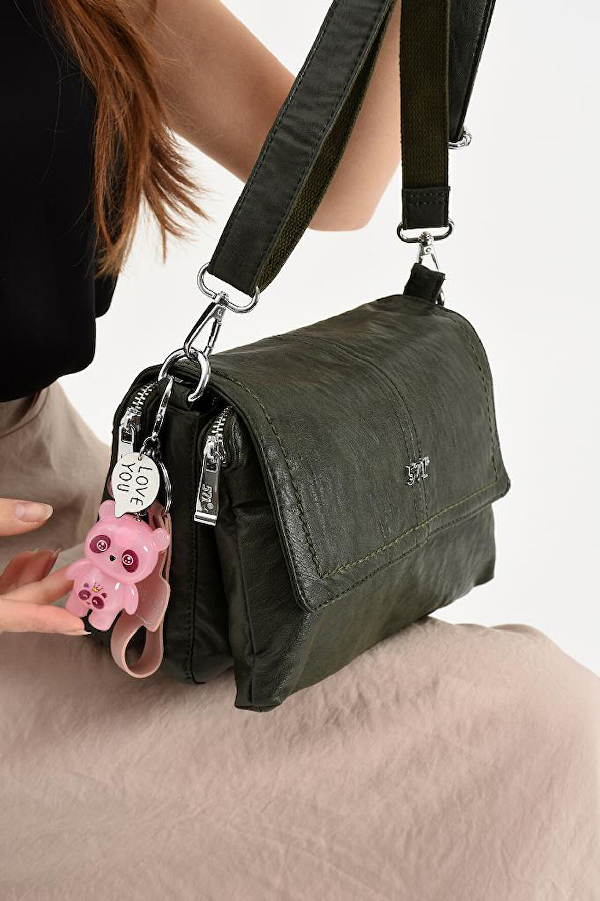 Y.S.Deri Kadın Postacı Çanta 28*18 Cm Vegan Deri Işıklı Aksesuar Charm Çapraz Askılı Omuz Çantası 