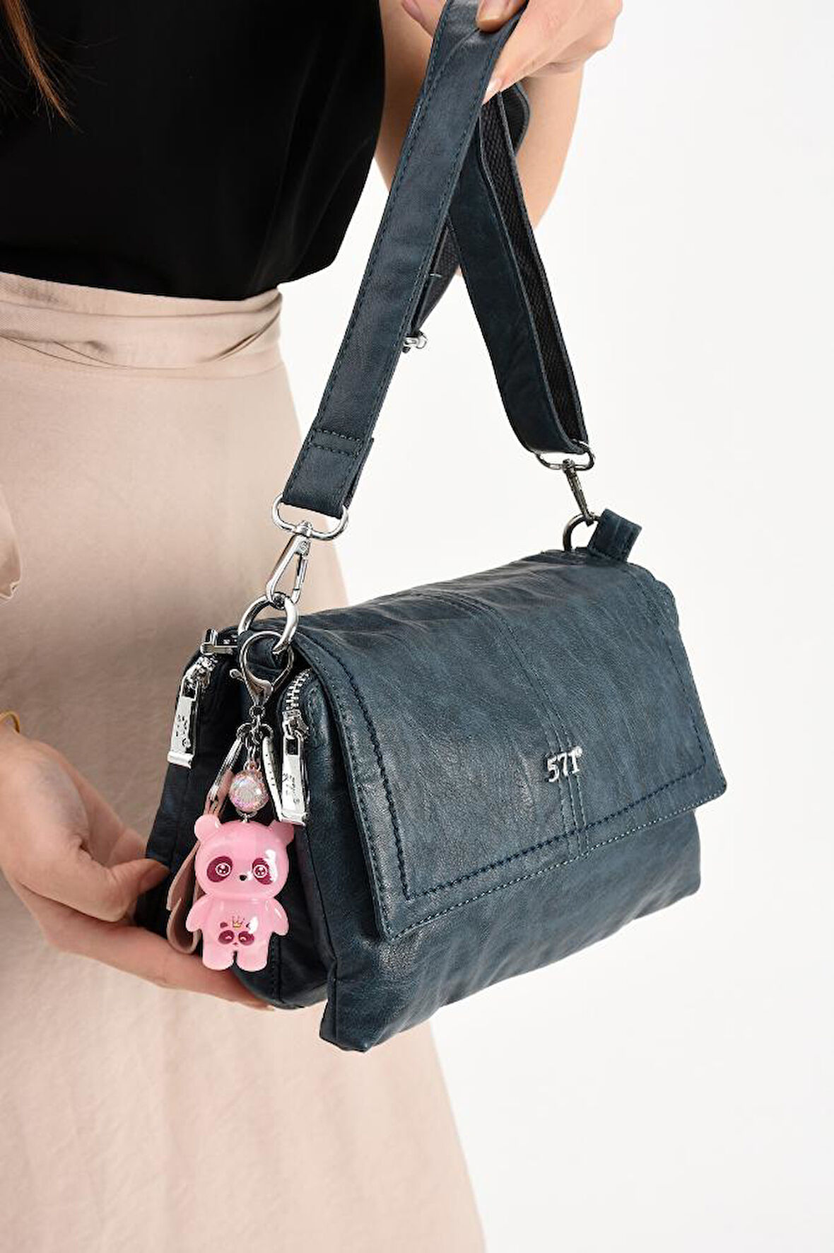 Y.S.Deri Kadın Postacı Çanta 28*18 Cm Vegan Deri Işıklı Aksesuar Charm Çapraz Askılı Omuz Çantası 