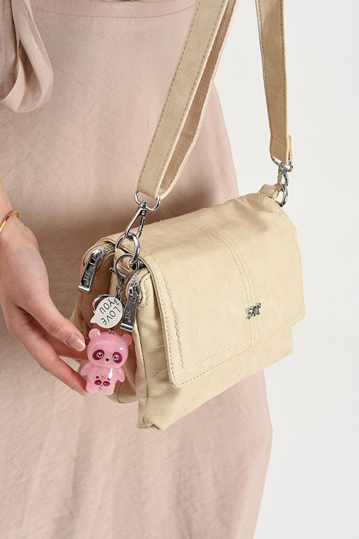 Y.S.Deri Kadın Postacı Çanta 28*18 Cm Vegan Deri Işıklı Aksesuar Charm Çapraz Askılı Omuz Çantası 