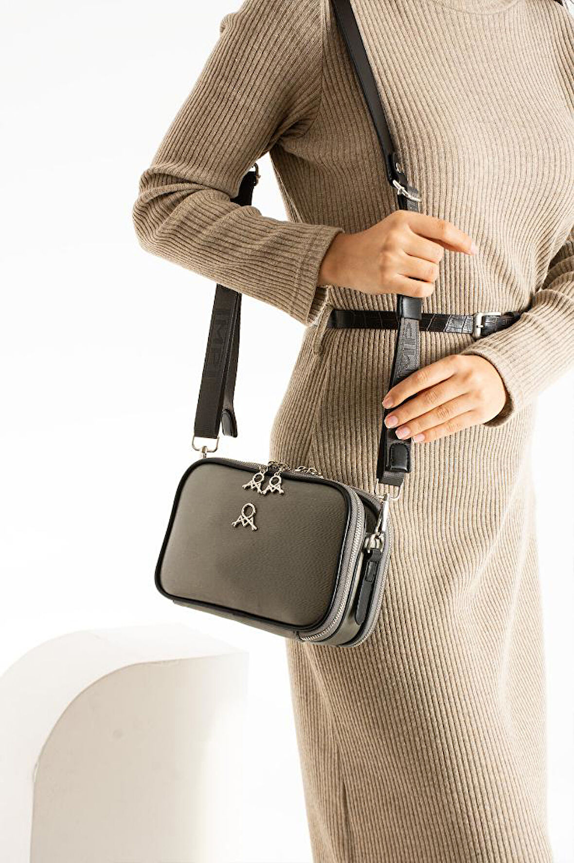 Çapraz Askılı Kadın Omuz Çantası 25*15 Cm Vegan Deri Mega Bag Postacı Çanta Suni Deri 