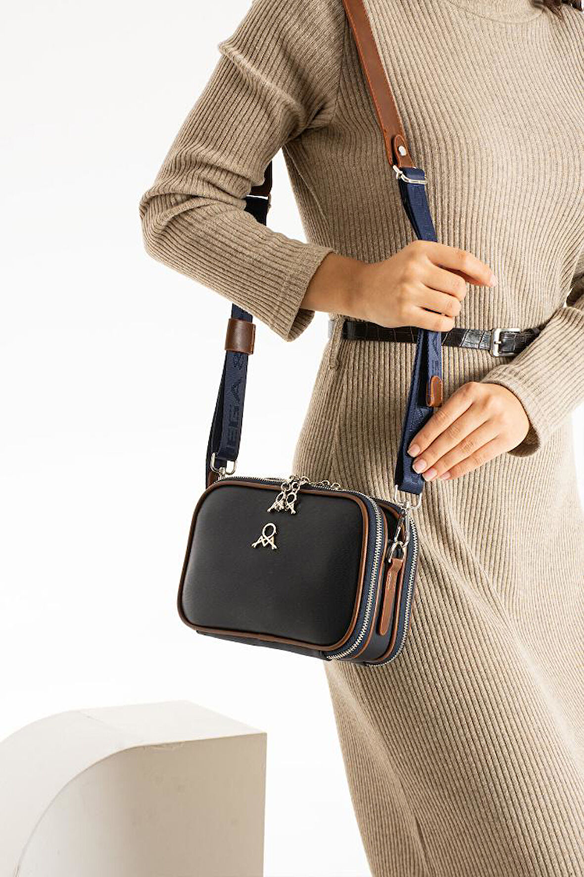 Çapraz Askılı Kadın Omuz Çantası 25*15 Cm Vegan Deri Mega Bag Postacı Çanta Suni Deri 