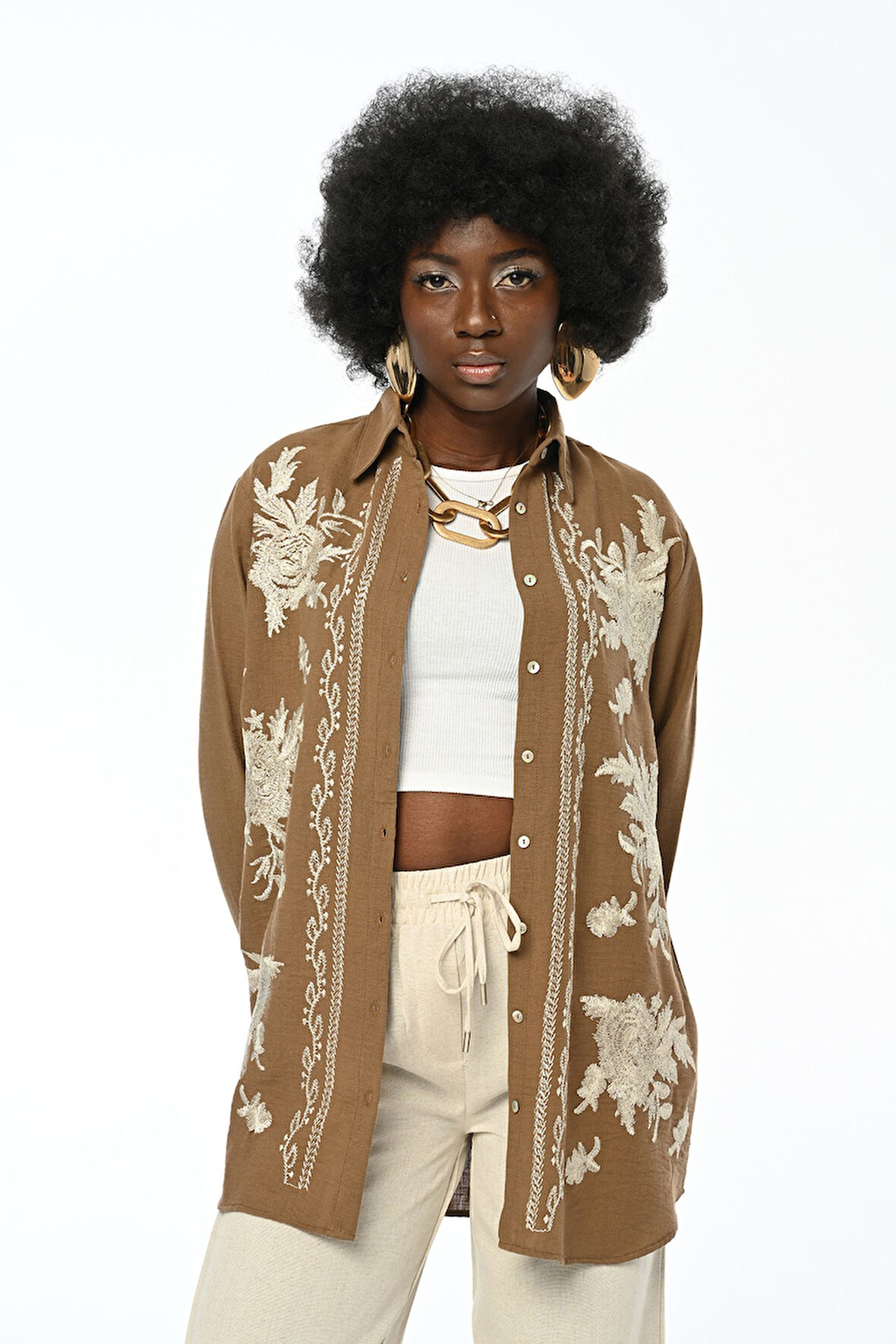 KADIN ÖNÜ ÇİÇEK NAKIŞ İŞLEMELİ DÜZ RENK GÖMLEK