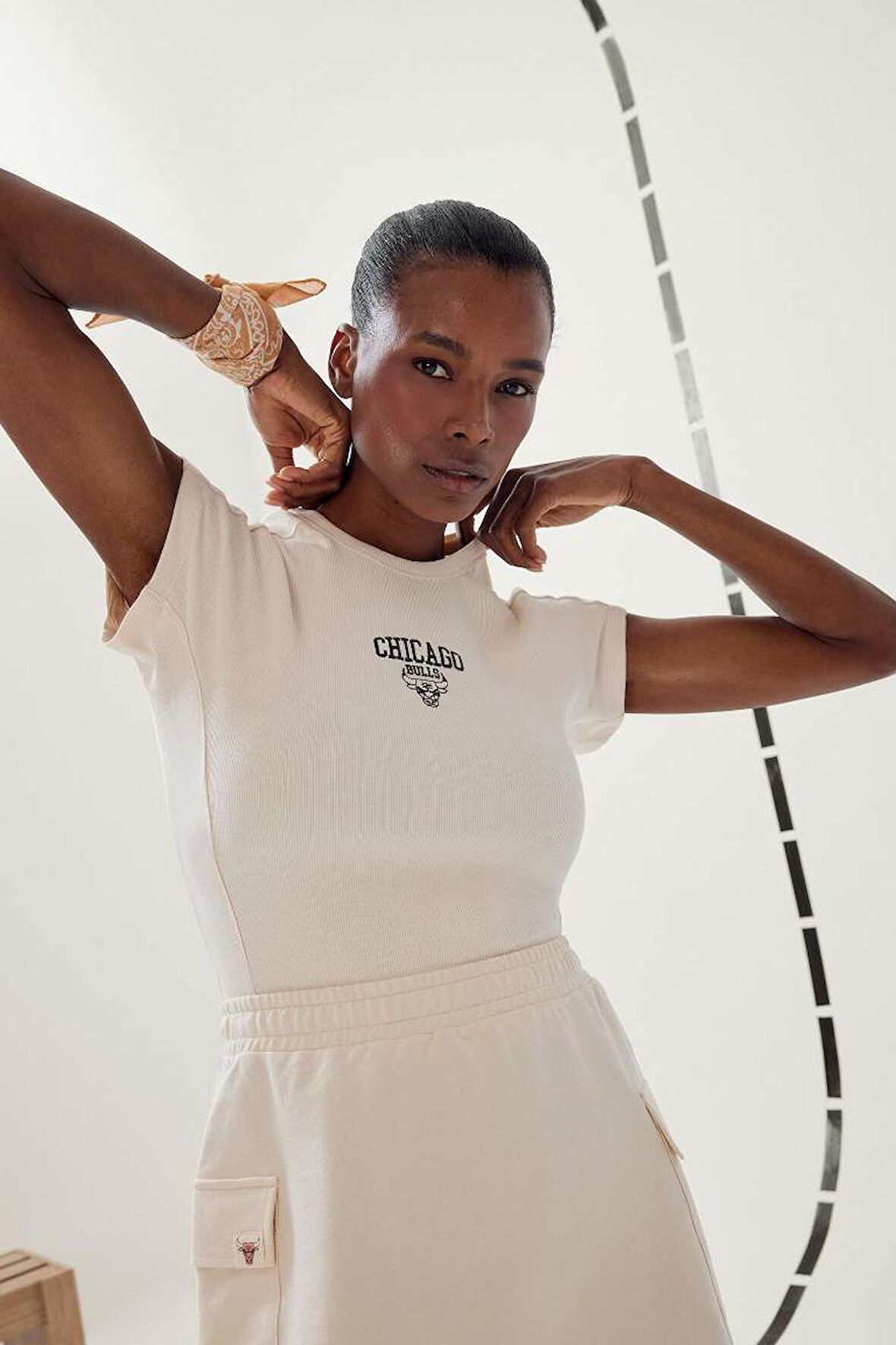 DeFactoFit NBA Chicago Bulls Standart Fit Bisiklet Yaka Nakış Baskı Fitilli Kaşkorse Kısa Kollu Tişört E3829AX25SMBG700