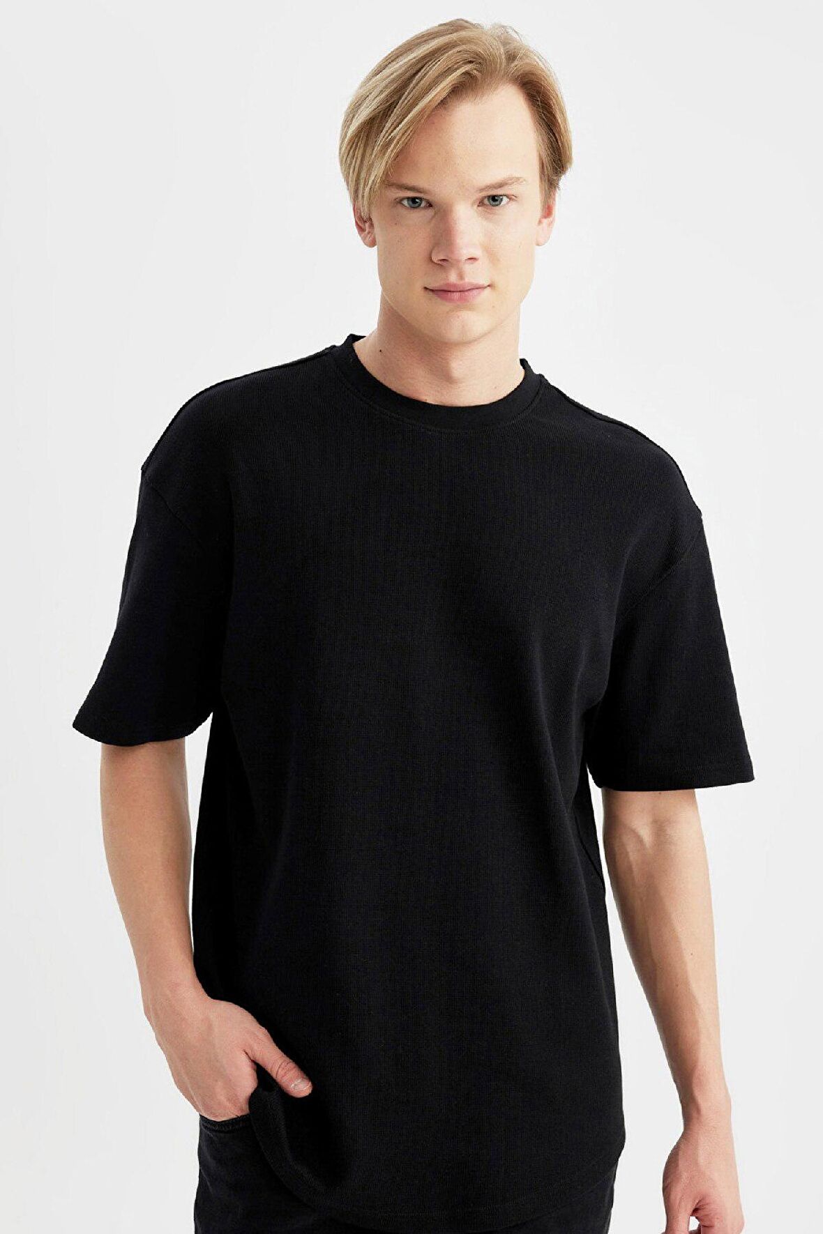 DeFacto Boxy Fit Bisiklet Yaka Kısa Kollu Basic Düz Waffle Siyah Tişört B4443AX24SPBK81