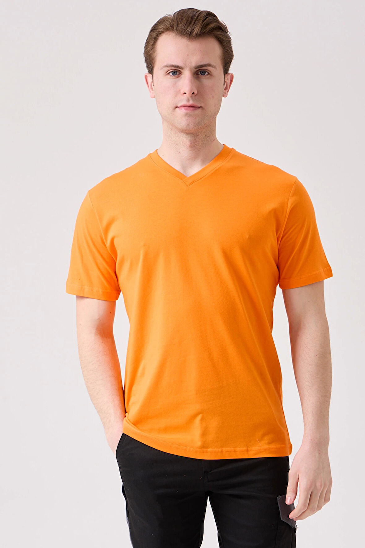 Galanthus V Yaka T-Shirt - Nefes Alabilir, Rahat ve Şık Tasarım