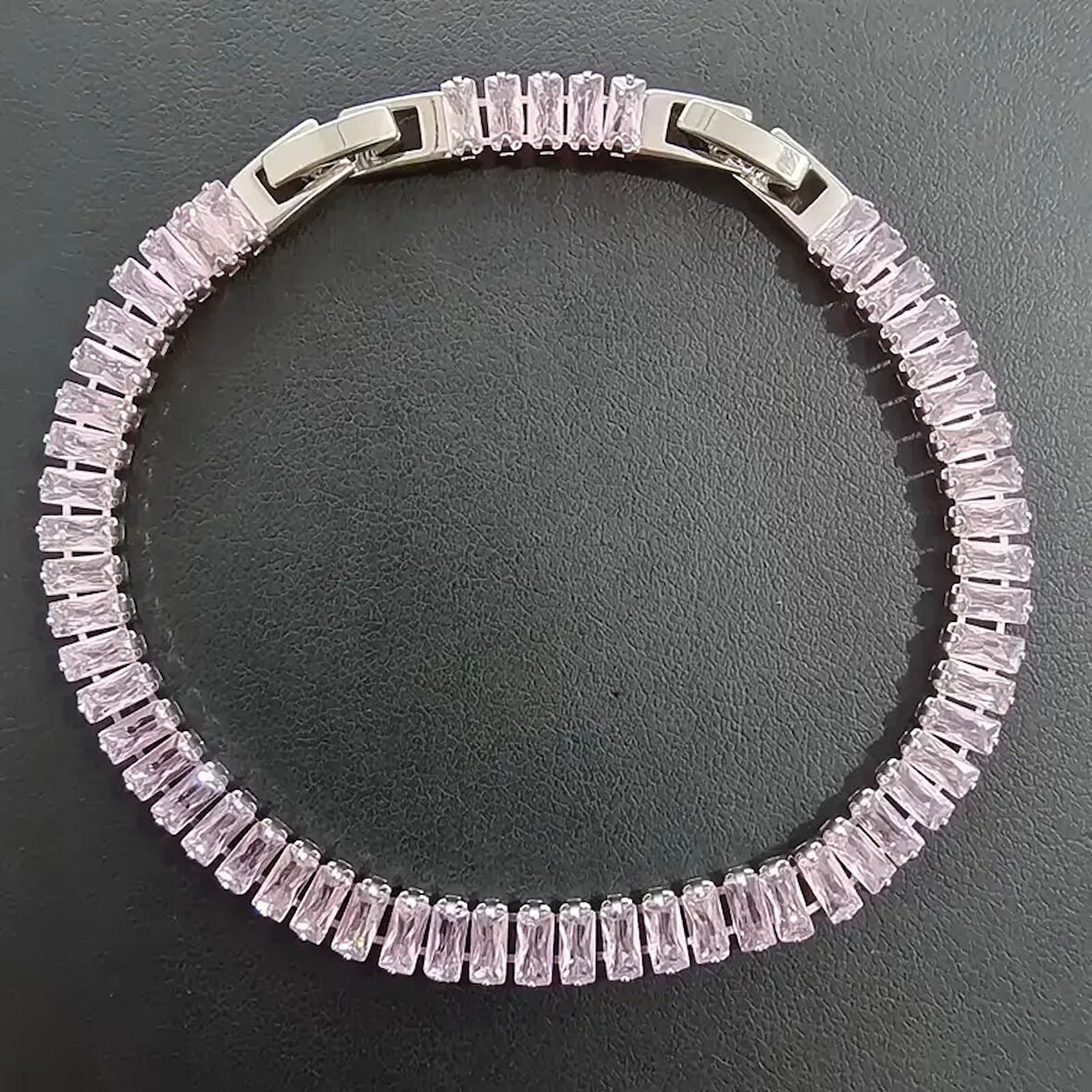 Gümüş Renk Antialerjik Pembe Taşlarla Süslenmiş Şık Bijuteri Bileklik Modern, Zarif Tasarım(1 Adet)