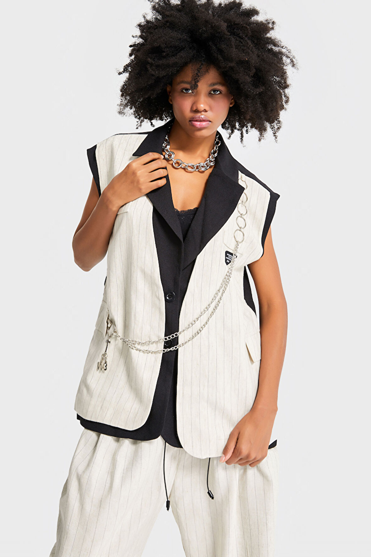 Kadın Bej Çizgili Renk Siyah Bej Parçalı Aksesuar Detaylı Bol Kesim Tasarım Yelek