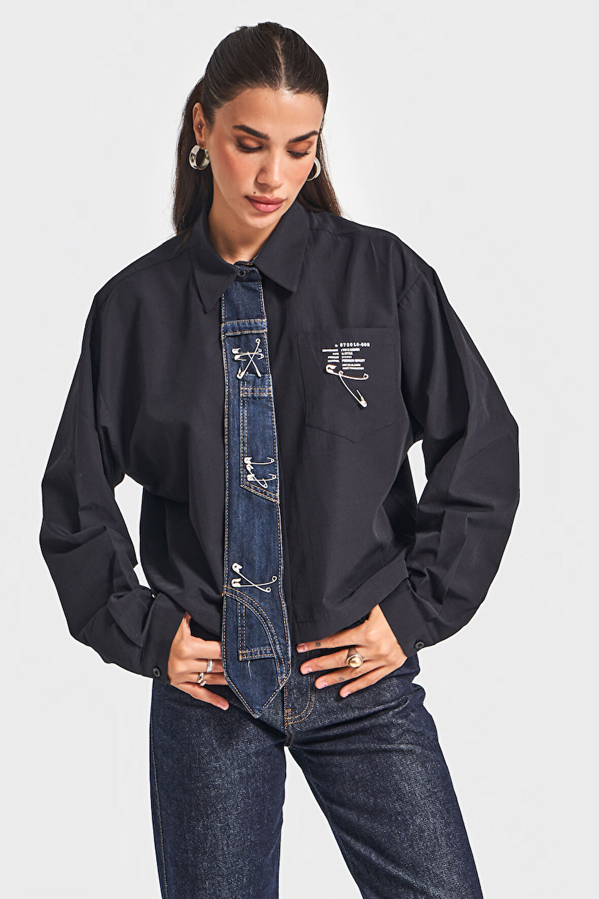 Kadın Siyah Renk Bol Kesim Kravat Detaylı Özel Tasarım Gömlek