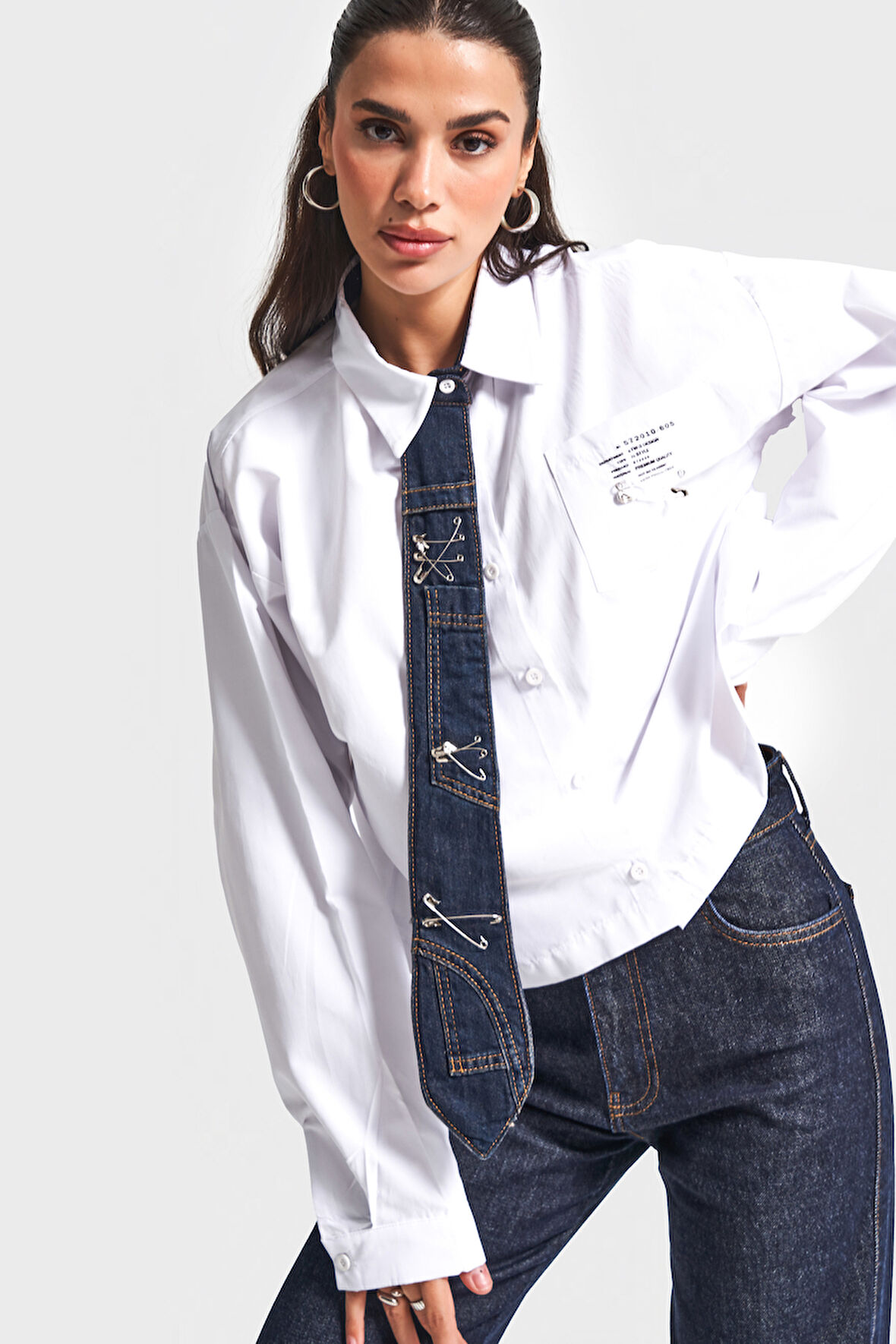 Kadın Beyaz Renk Bol Kesim Kravat Detaylı Özel Tasarım Gömlek