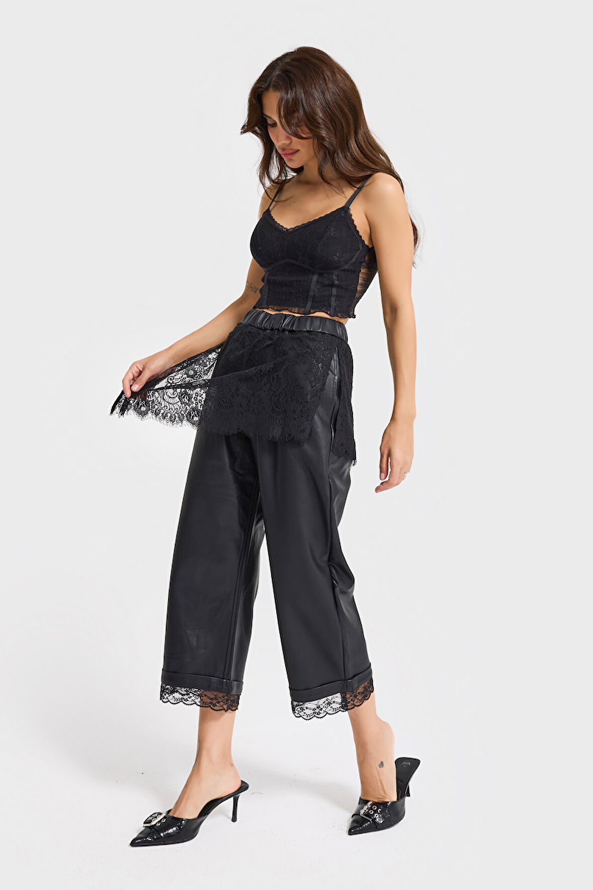 Kadın Siyah Renk Dantel Etek Detaylı Özel Tasarım Suni Deri Pantolon