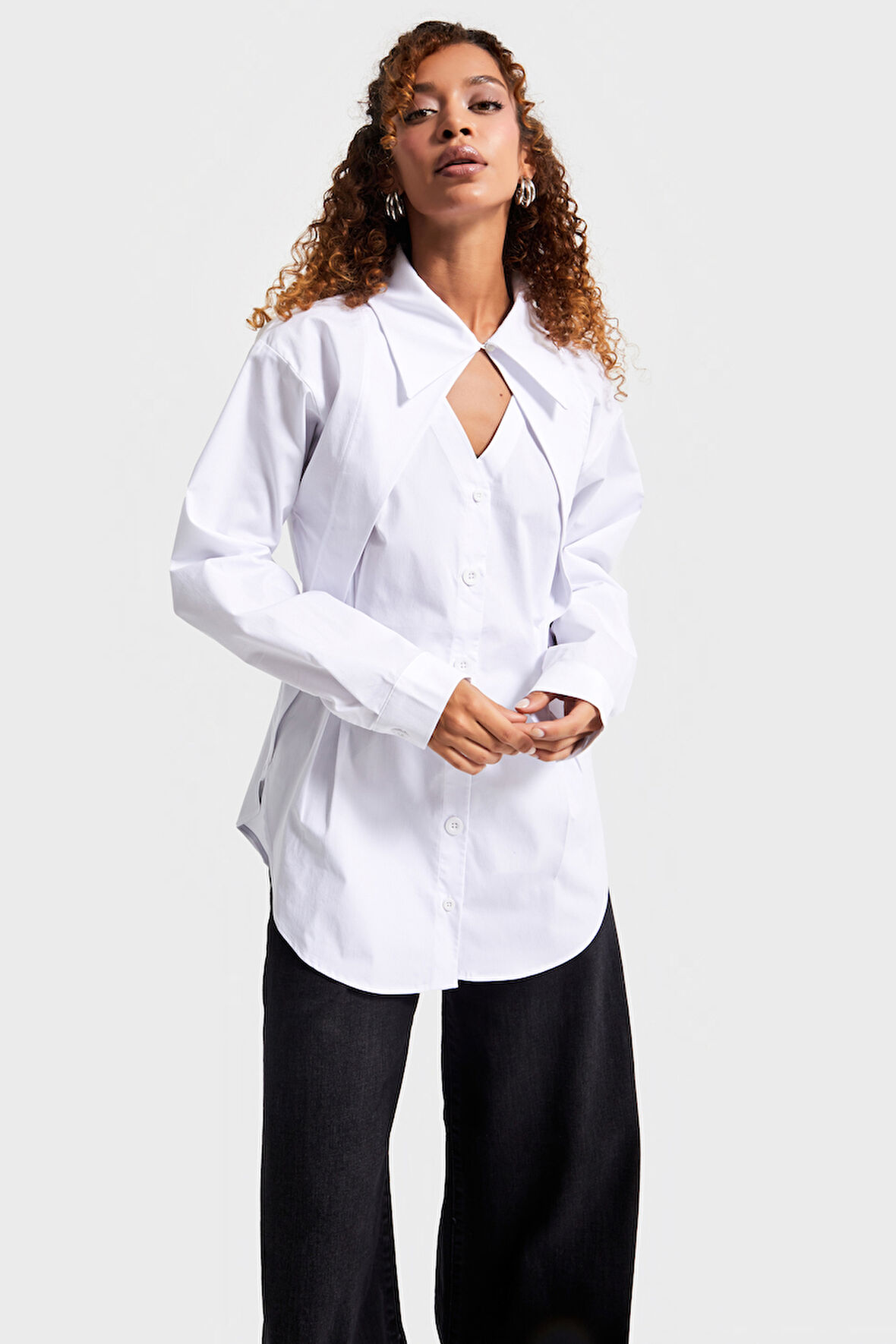 Kadın Beyaz Renk Yaka Detaylı Oversize Özel Tasarım Gömlek