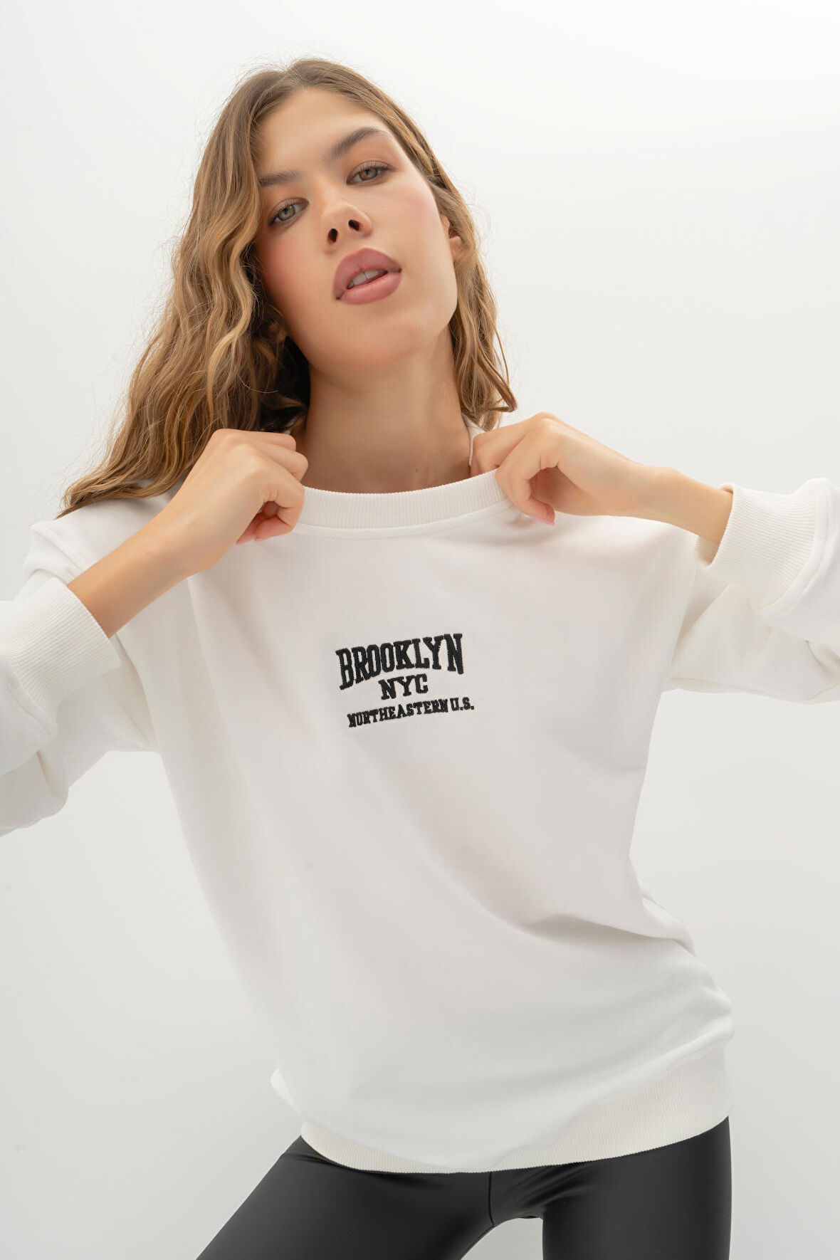 Kadın Ekru Renk Brooklyn Nakışlı Oversize Üç İplik Sweatshirt